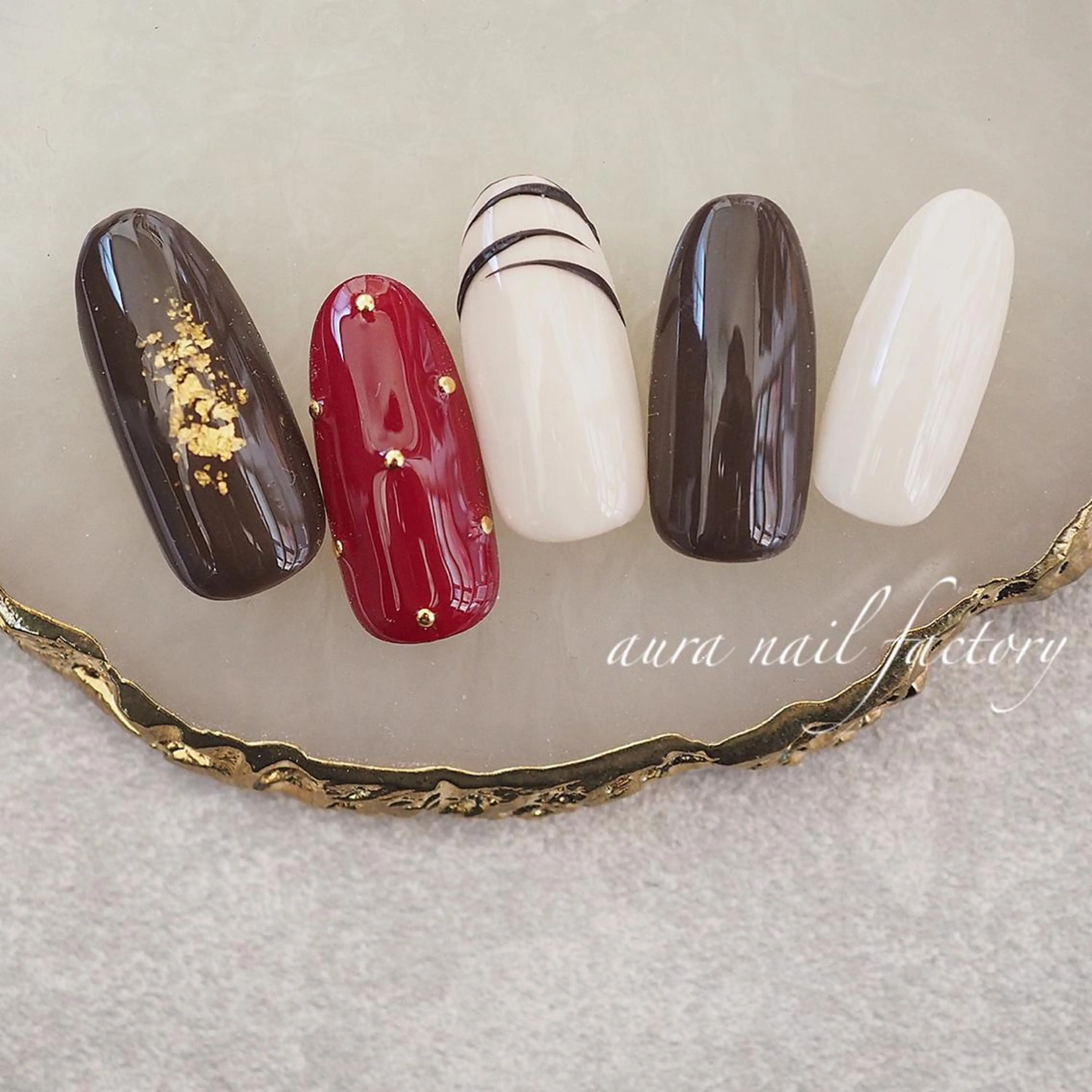 ミディアム カラー ネイル 赤色 バレンタイン 冬ネイル 赤羽　アウラ ネイルファクトリーのネイルデザイン