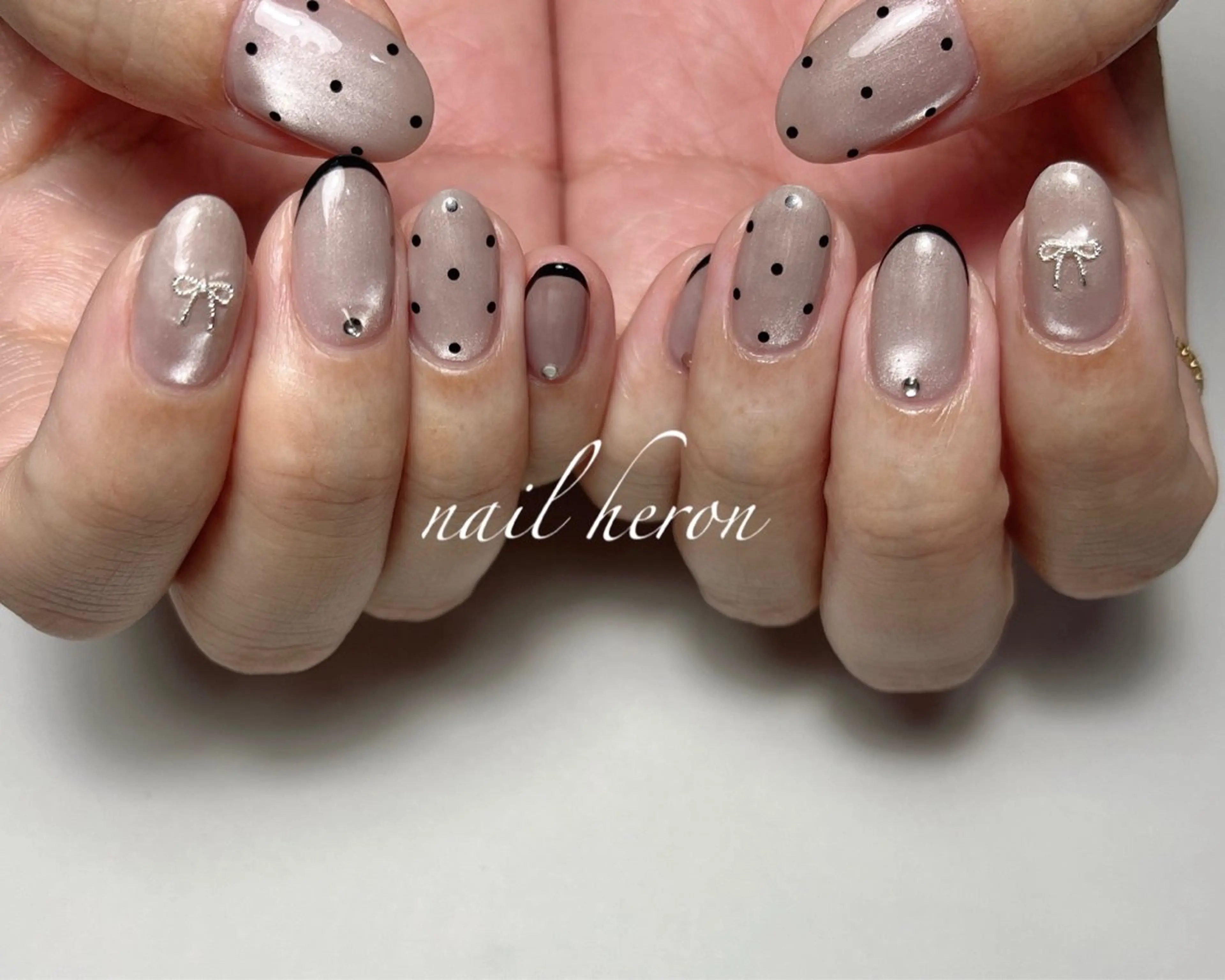 ネイル ドット リボン ハンドネイル nail heron所属・saki_ nail heronのネイルデザイン