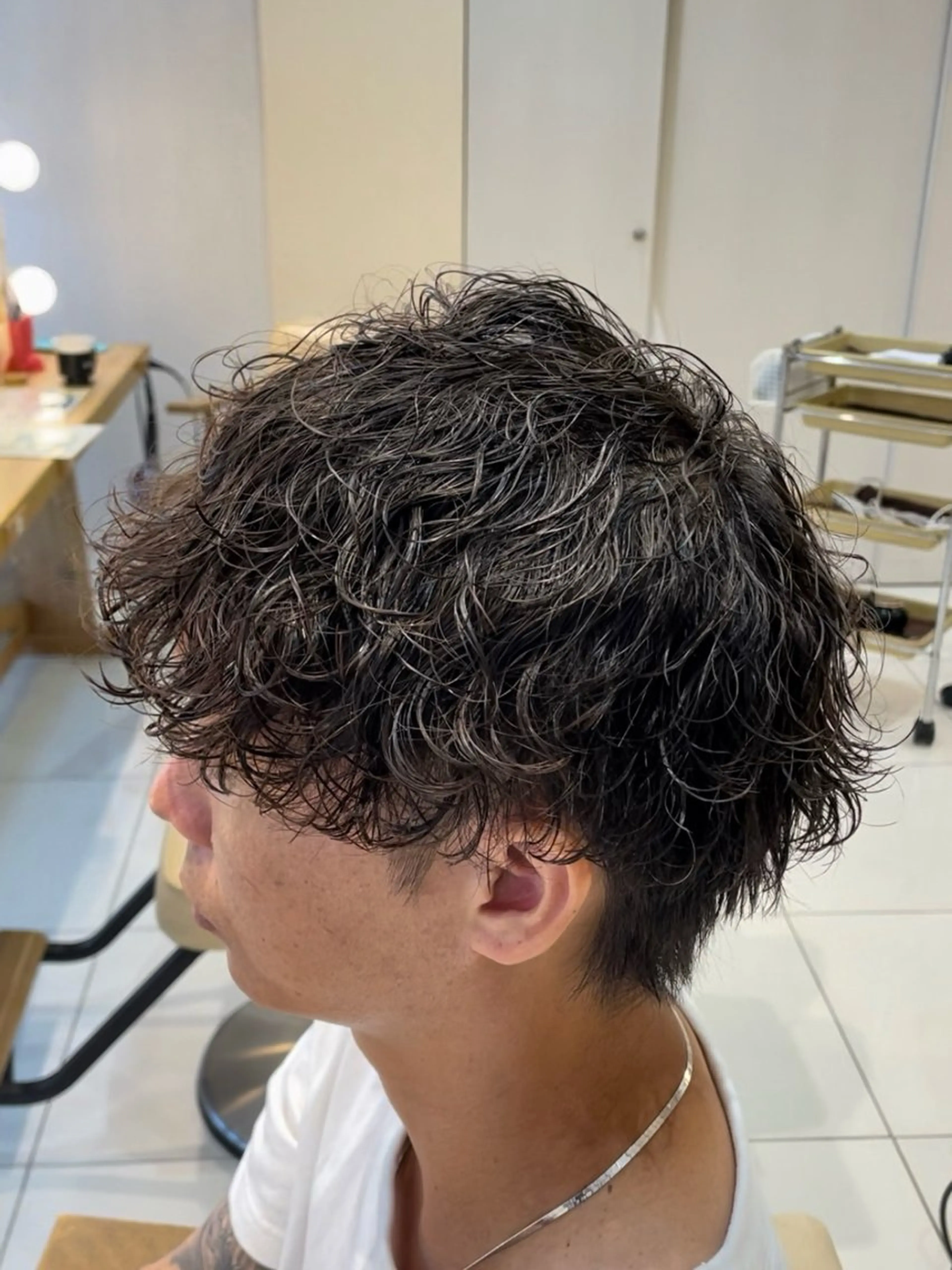 ミディアム パーマ メンズ ミディアムパーマ ダウンパーマ メンズパーマ 学生(メンズ向け) 波巻きパーマ 本厚木|縮毛矯正/ 酸性スト専門サロンのヘアスタイル