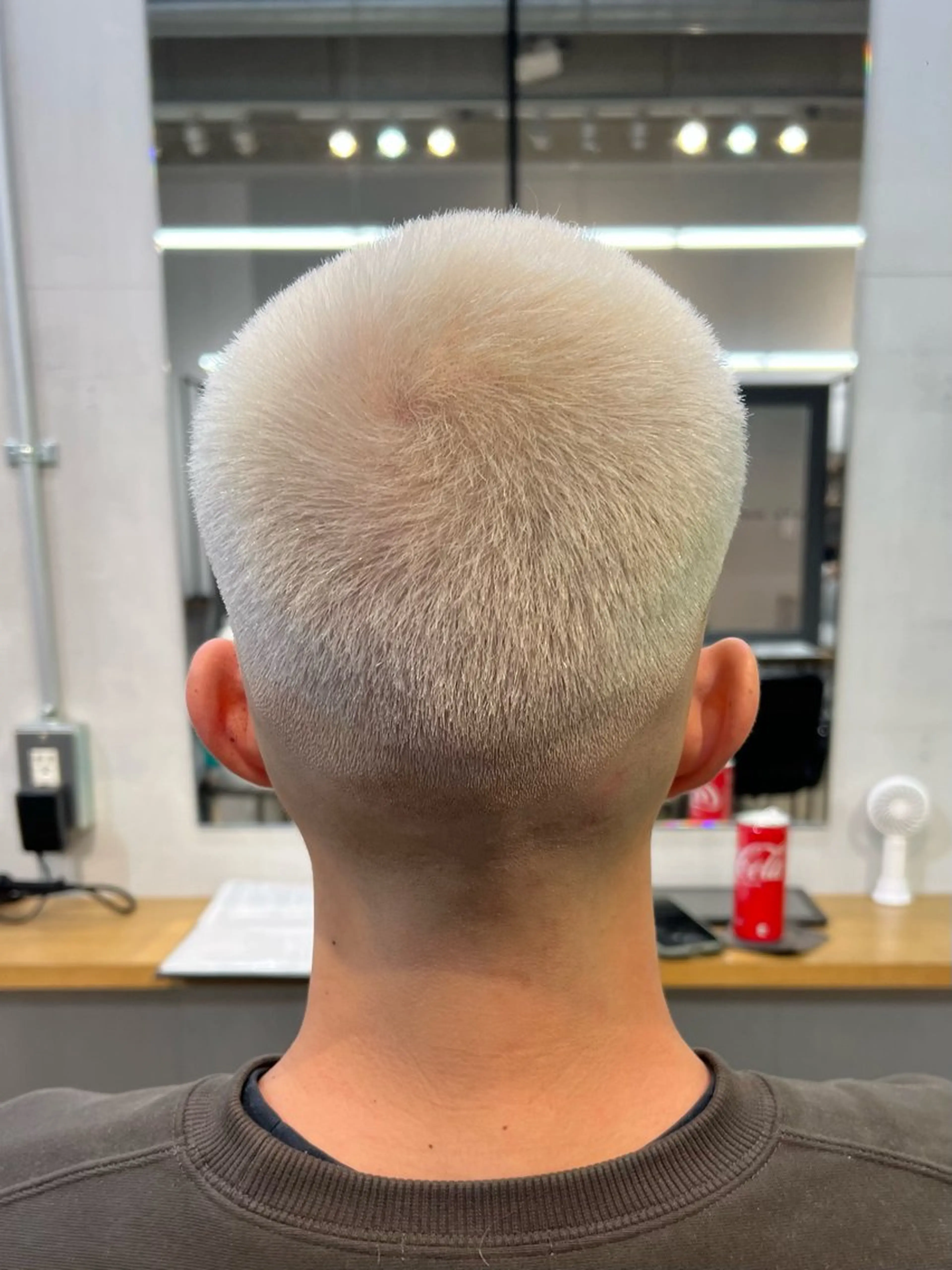ショート カラー メンズ メンズブリーチ フェードカット スキンフェード ブリーチ カット メンズカット✂️ スキンフェード伊藤陸のヘアスタイル