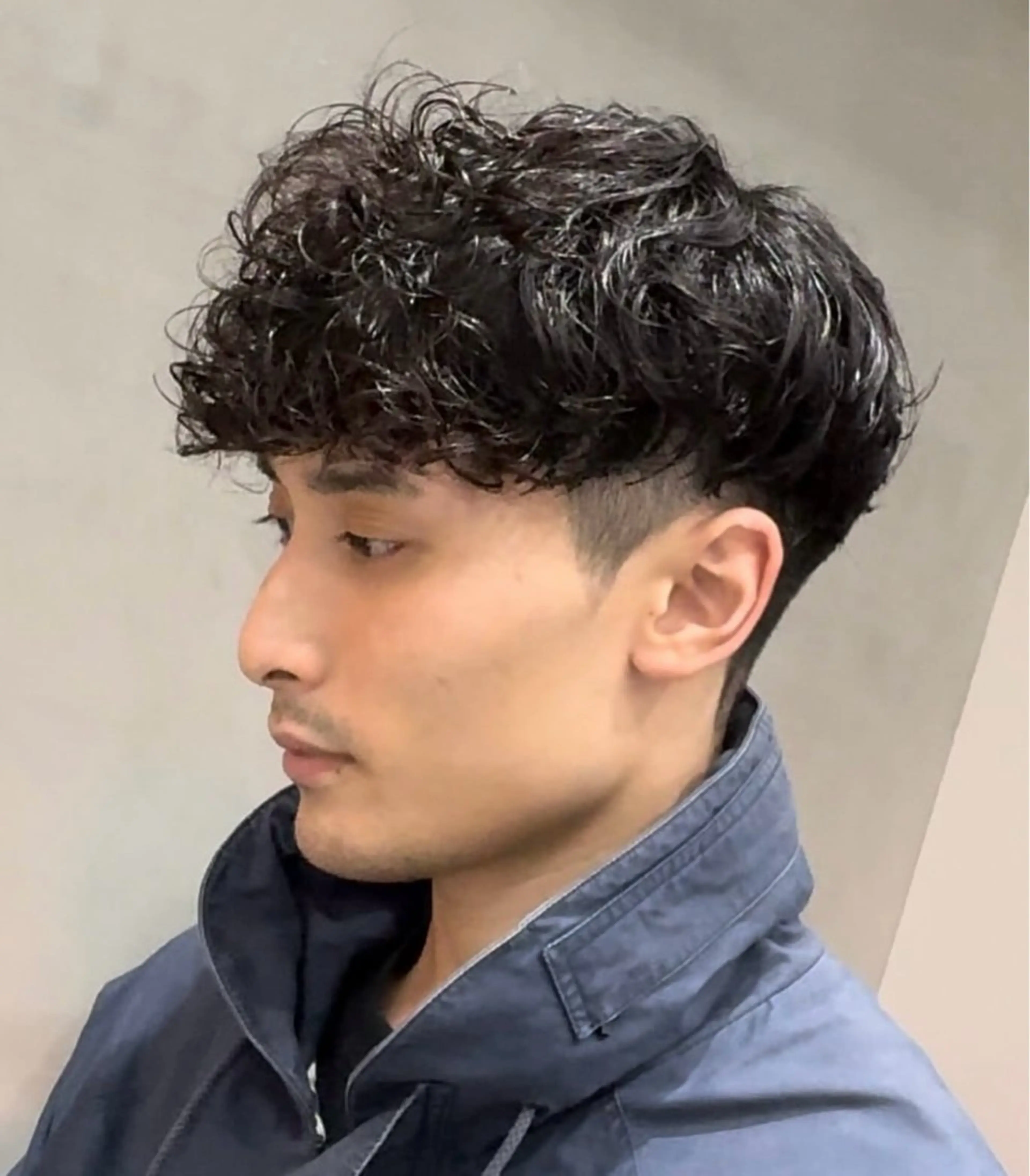 ショート カラー パーマ メンズ キッズ スペインカール 栄💗メンズパーマ｜ ハイトーン｜haruのヘアスタイル