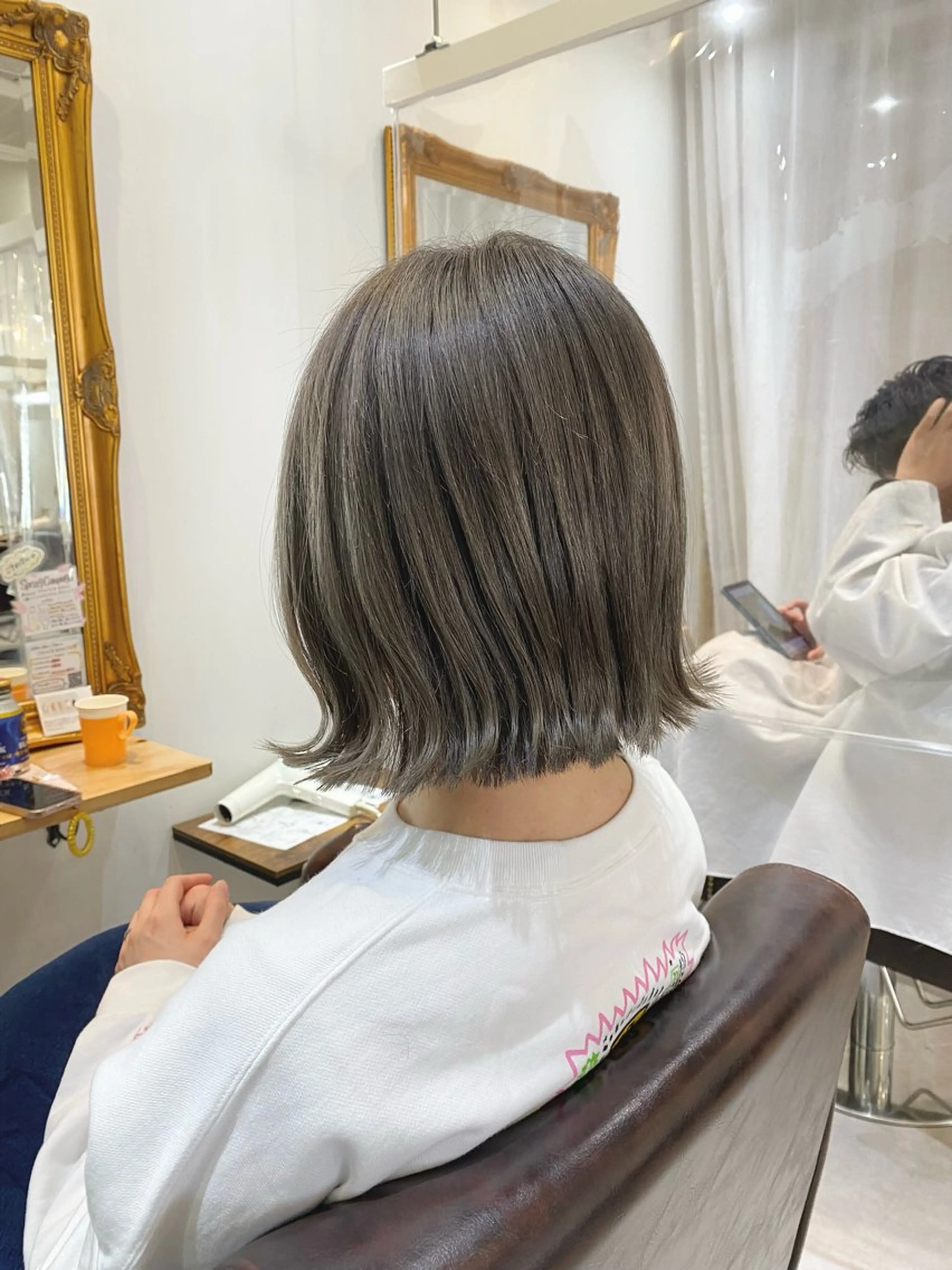 ショート カラー ダブルカラー グレージュ ボブ 外ハネヘア abinto total beauty所属・柴田 大輔のヘアスタイル