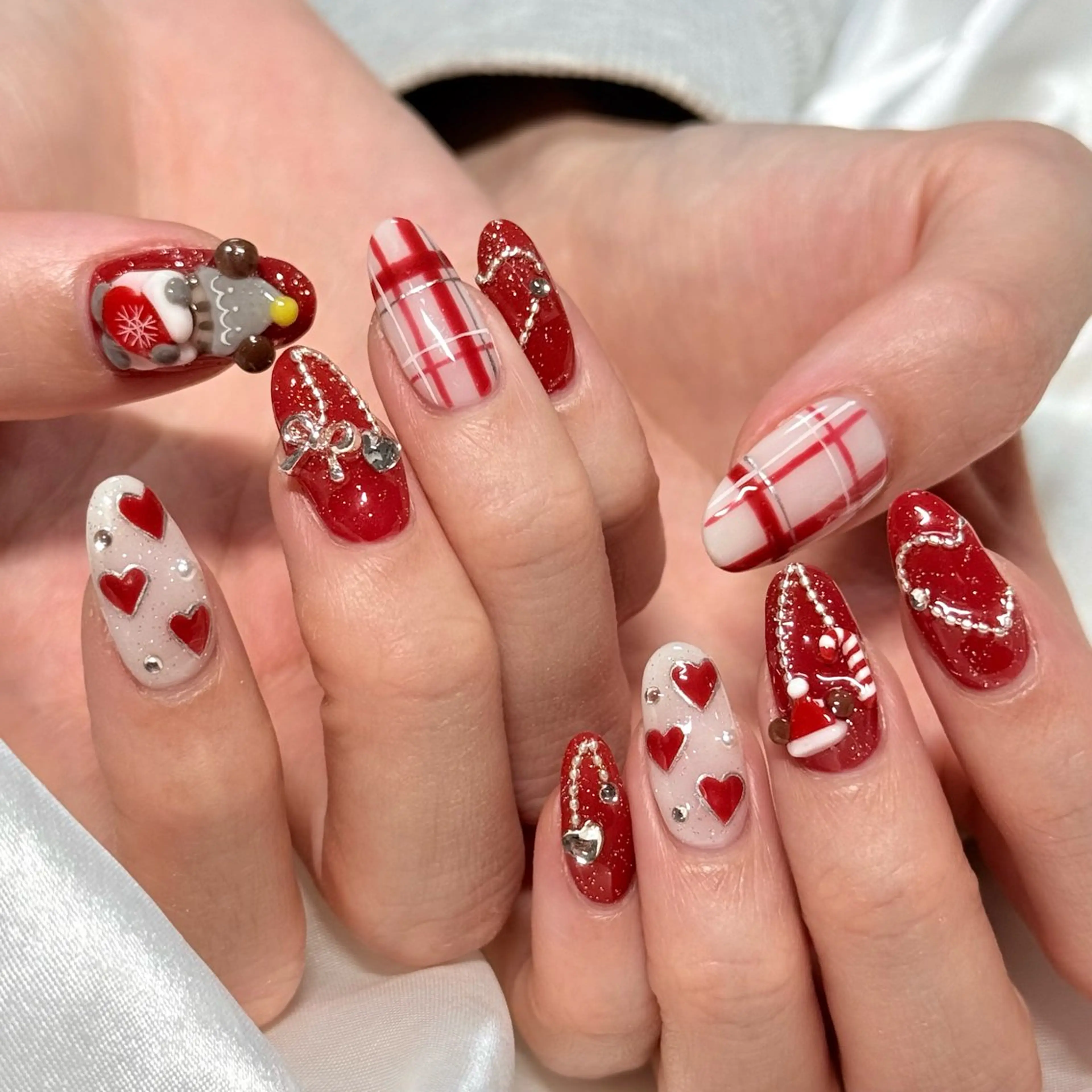 ネイル ハート キラキラネイル マグネットネイル 冬ネイル クリスマス ハンドネイル OKIKA所属・【OKIKA】 らん🦖🌈🧡のマツエク・マツパデザイン