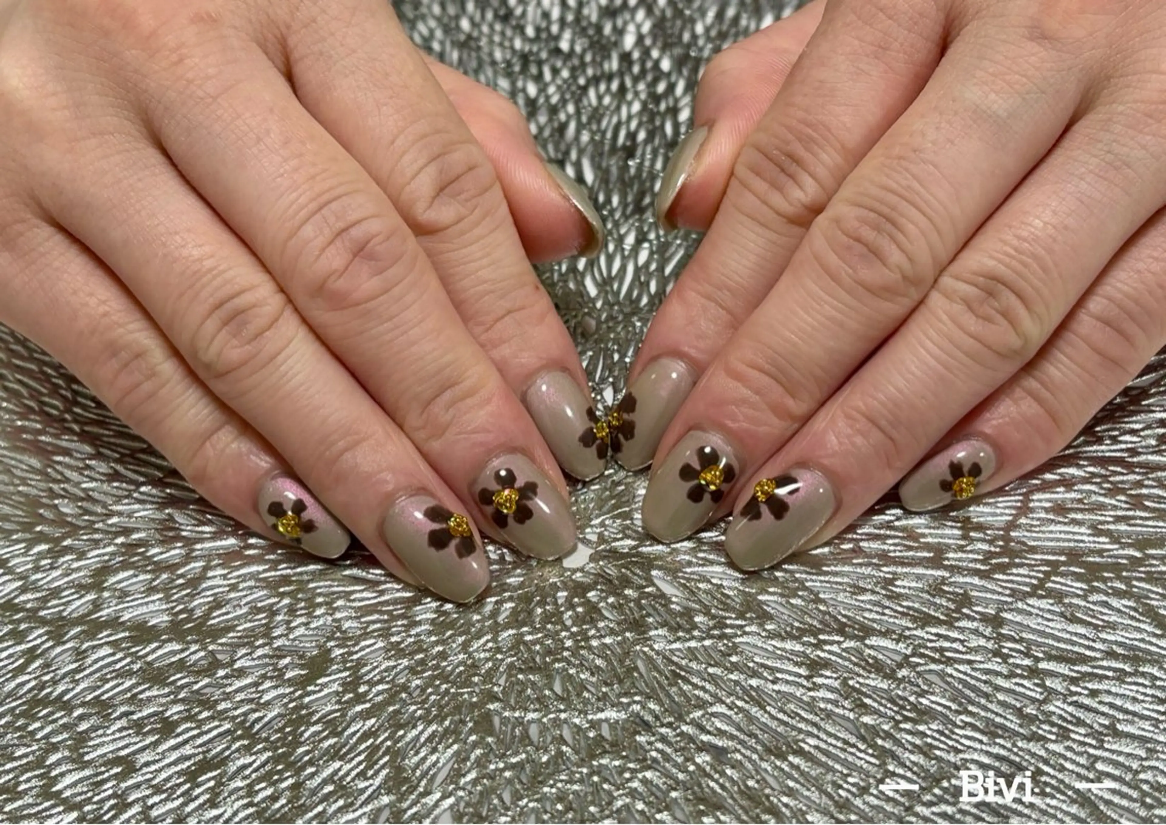 ネイル アートネイル フラッシュネイル ラメ(グリッター) シルバー スクエアネイル ハンドネイル ハンドケア ♡Bivi♡自爪に 優しいネイルサロンのネイルデザイン