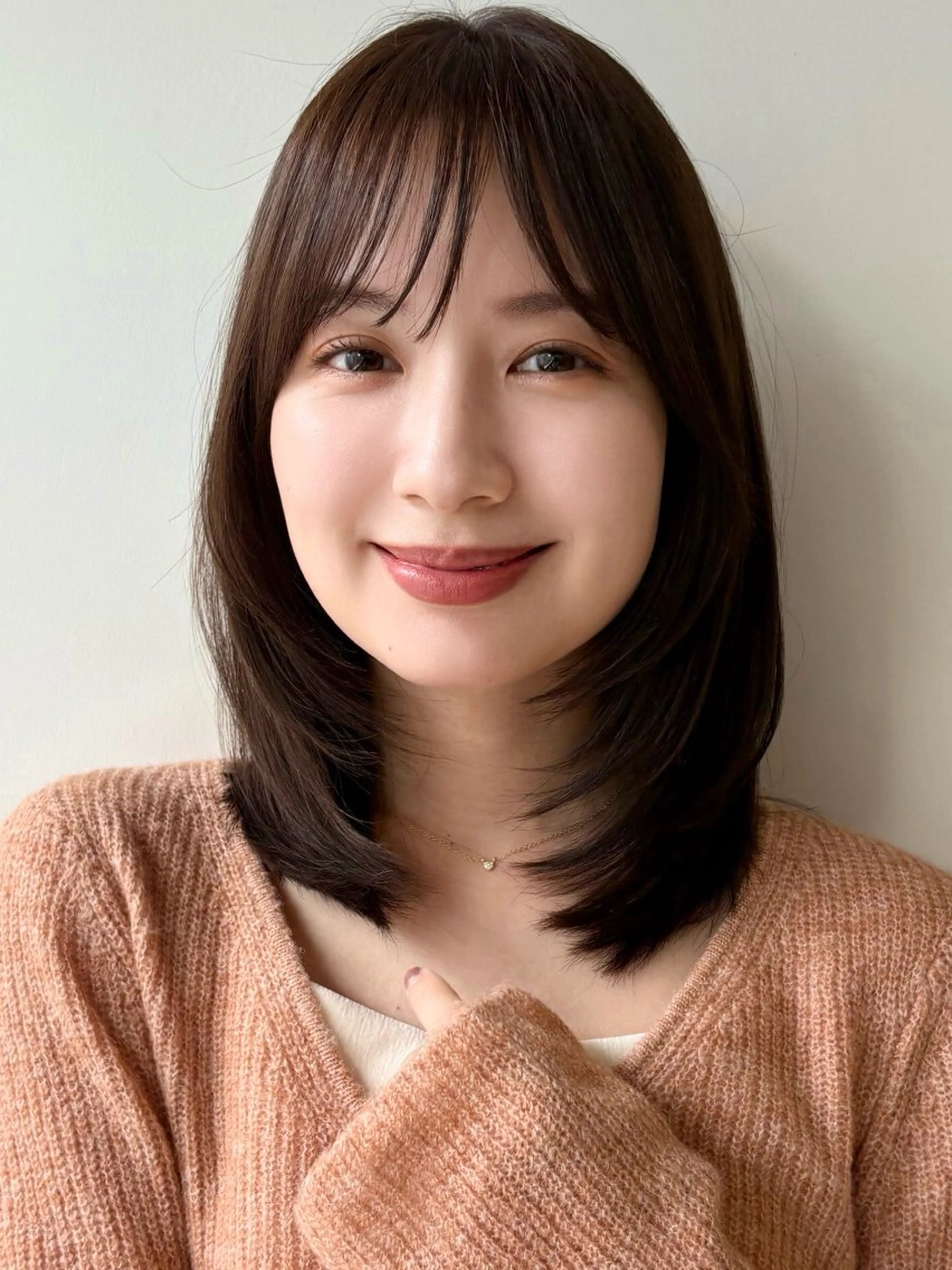 ミディアム レイヤーカット シースルーバング あやめ【顔まわり/レ イヤー/柔らかカラ】のヘアスタイル