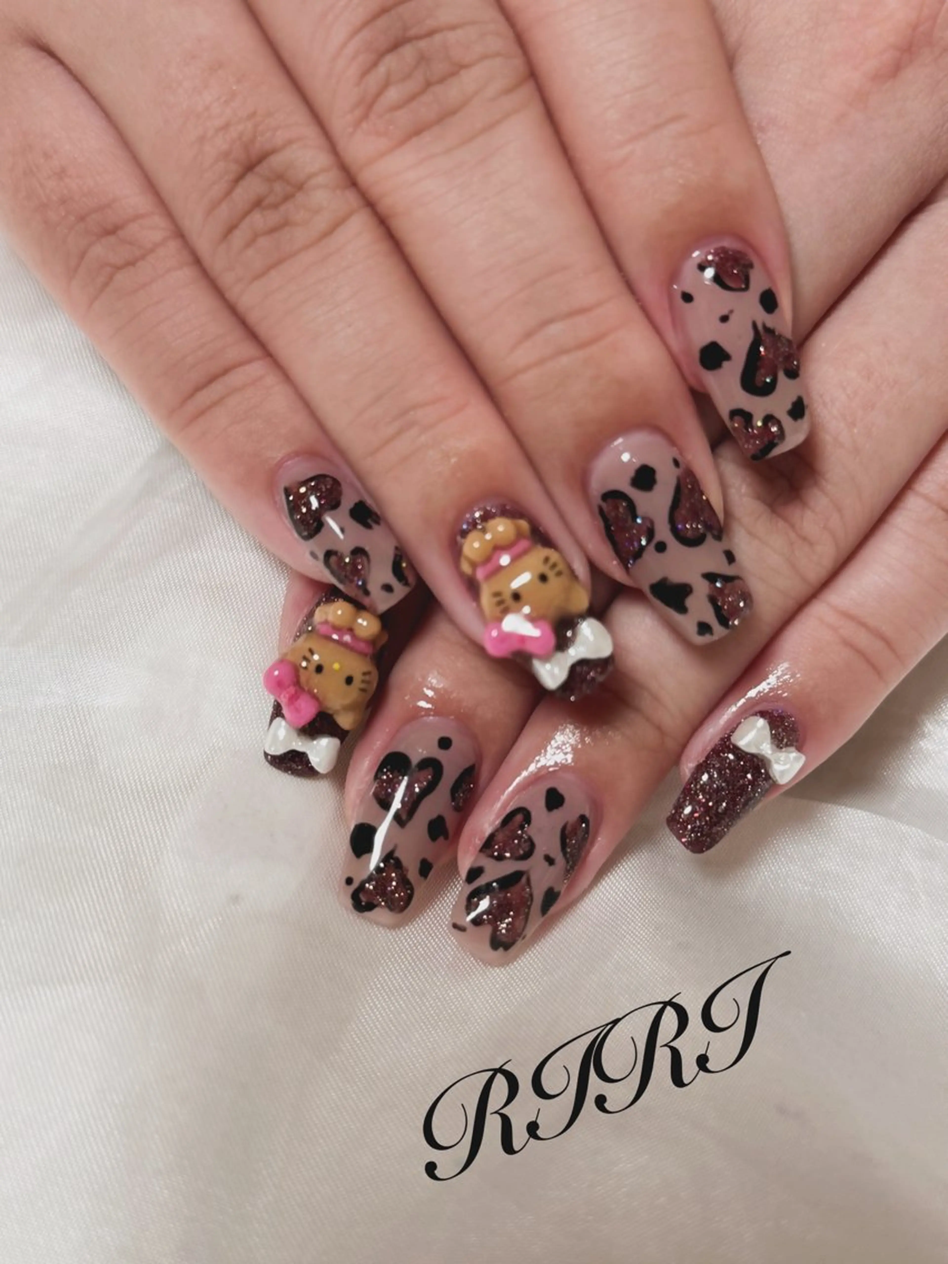 ネイル アニマル柄 ジェルネイル キラキラネイル ショートネイル ハンドネイル riri オーナーのネイルデザイン