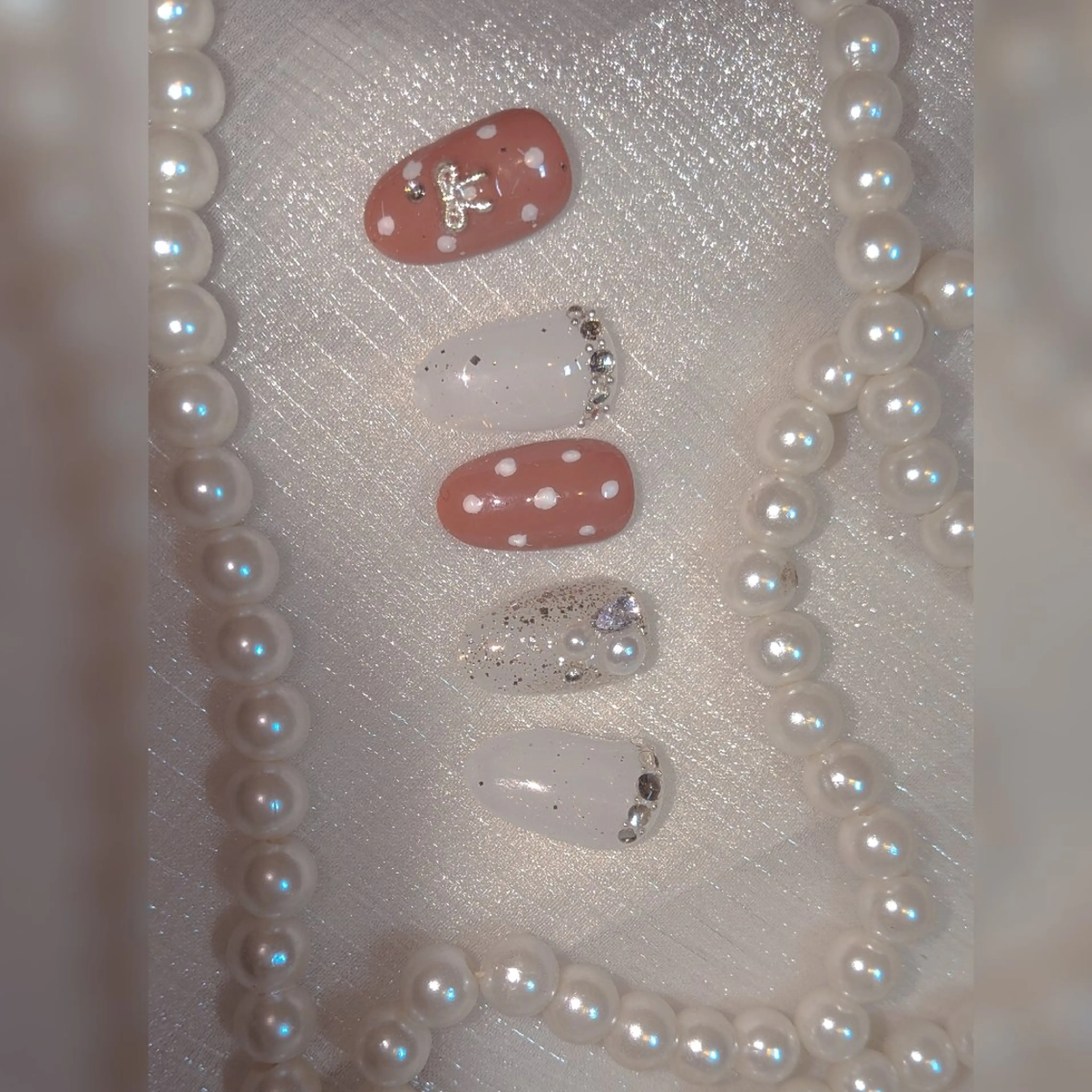 ネイル ドット フレンチネイル ガーリー リボン ハンドネイル フィルイン、長さ出し 深爪矯正のネイルデザイン