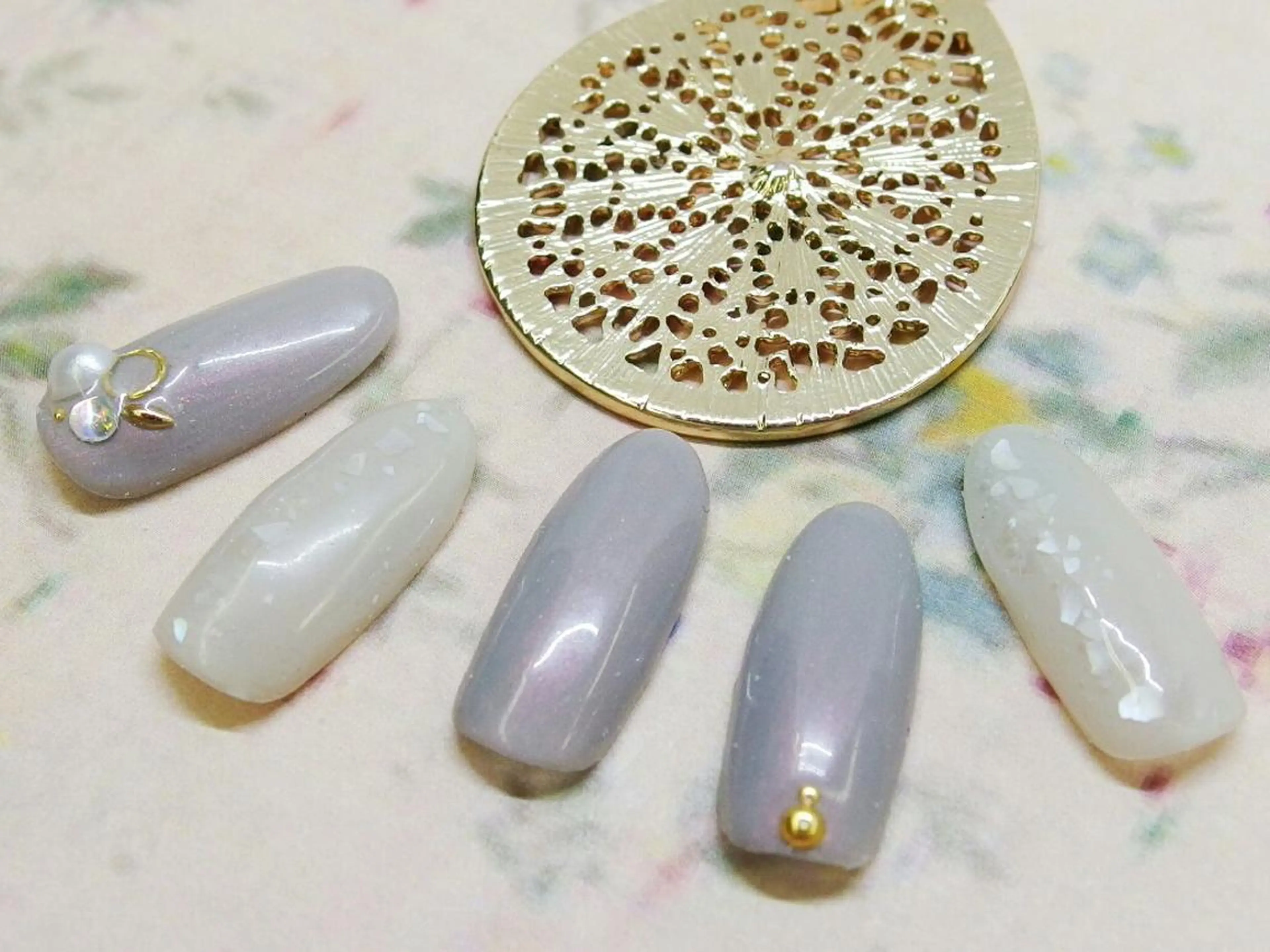 ネイル シンプルネイル ストーンネイル ホワイト ティーエヌ 金山駅東口店のネイルデザイン