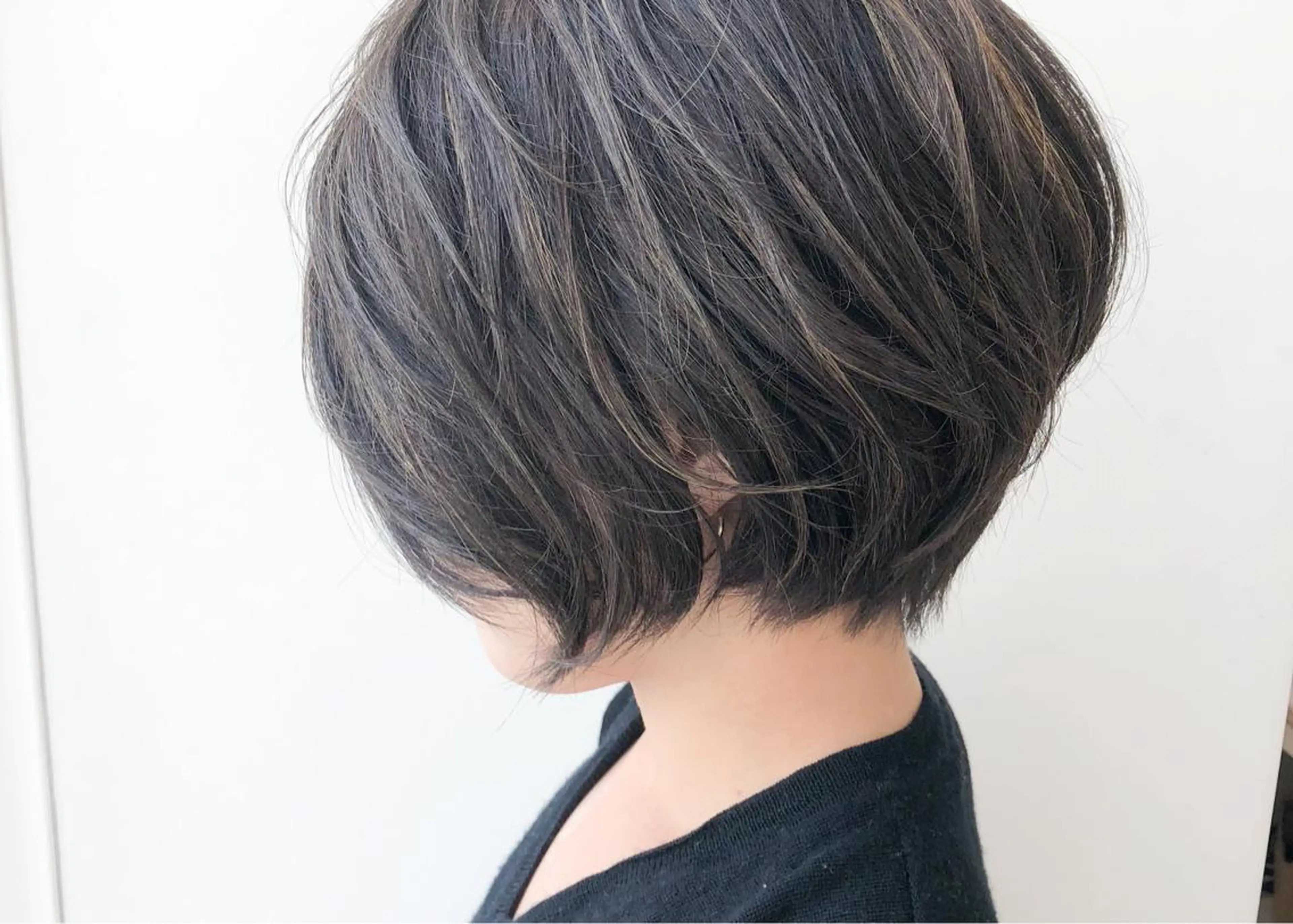 ショート カラー ネイル ハイライトカラー 外国人風カラー ハイライト ショートヘア ショートネイル 中山 天地のヘアスタイル