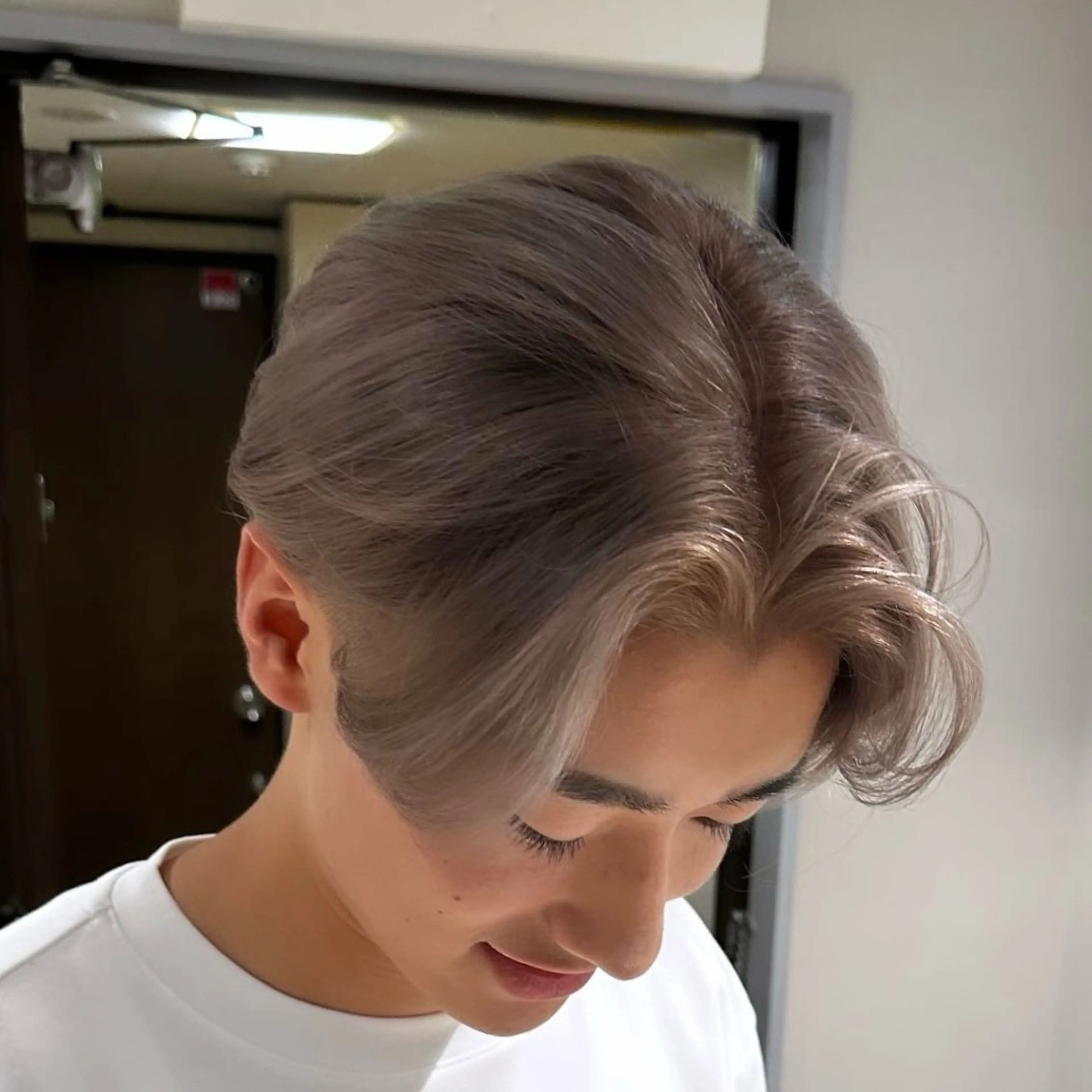 ショート カラー メンズ メンズブリーチ ブリーチ カット SALOWIN 原宿 iori所属・🌟原宿指名No.1 センターパート⭐️のヘアスタイル