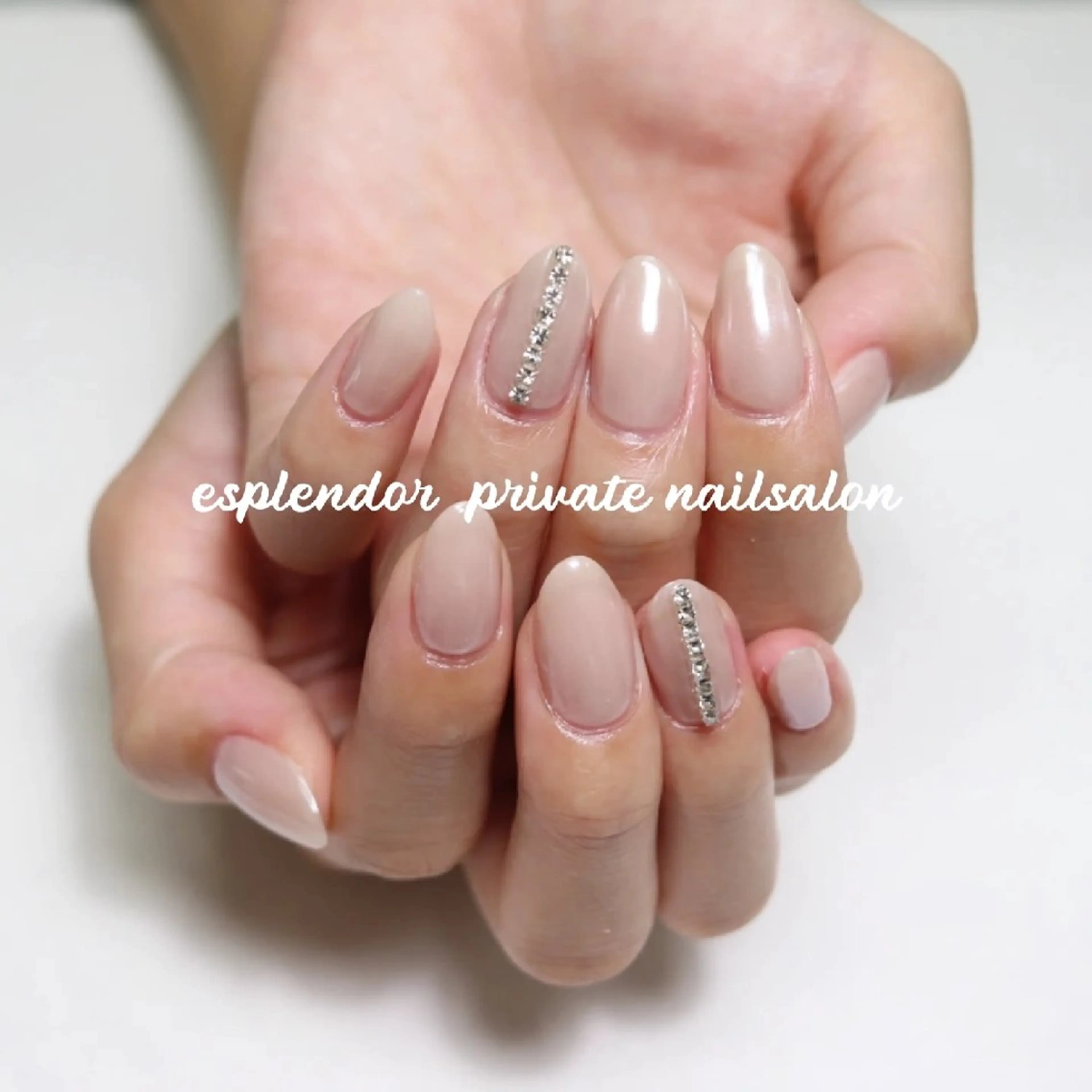 ネイル ストーンネイル ホワイト ハンドネイル フットネイル ハンドケア esplendor  エスプレンドル所属・esplendor  エスプレンドルのネイルデザイン