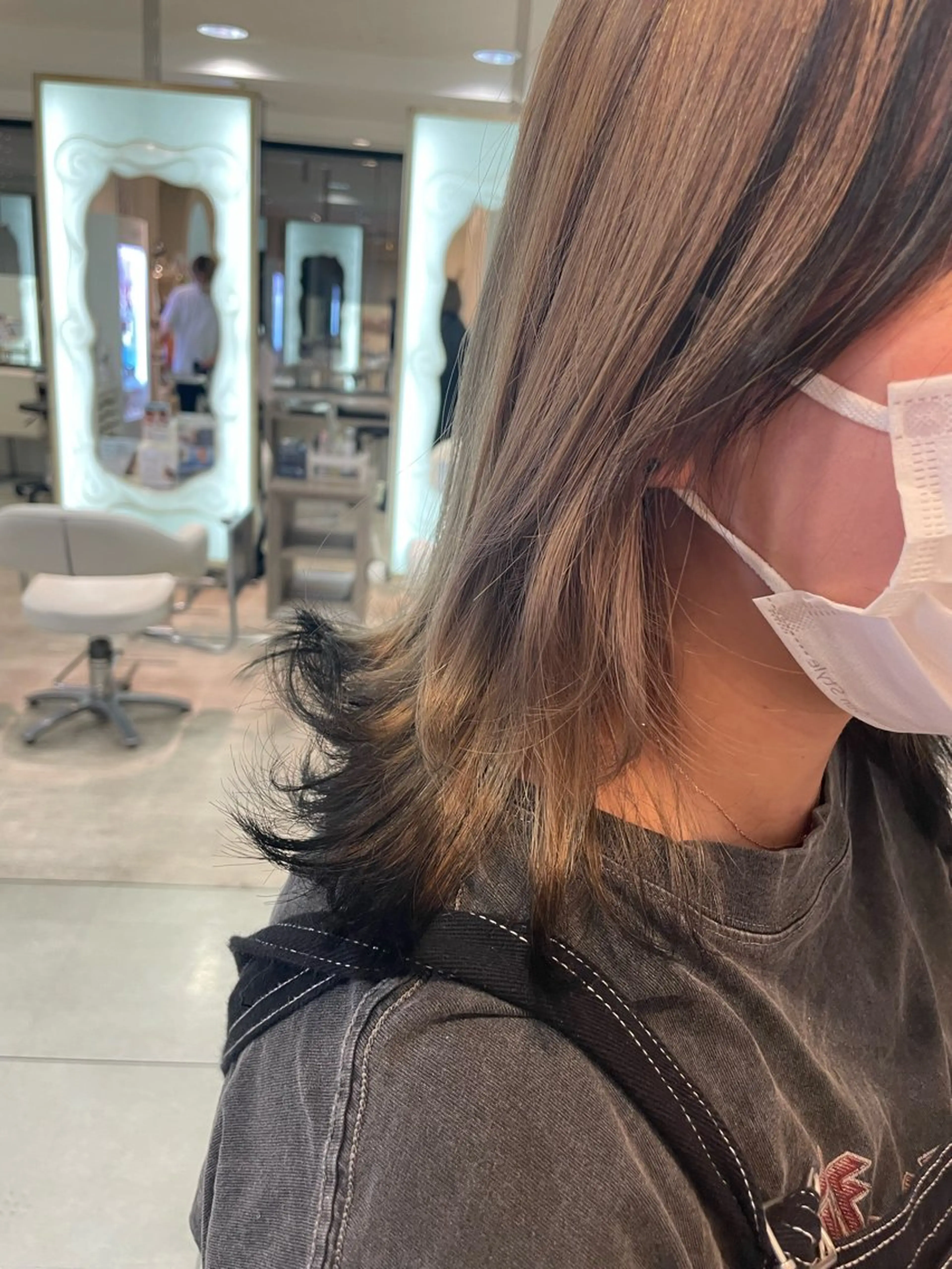 セミロング カラー ミストバング ベージュカラー ブリーチ  フェイスフレーミング ミルクティーベージュ ヘアカラー トリートメント 松佐 ゆかりのヘアスタイル