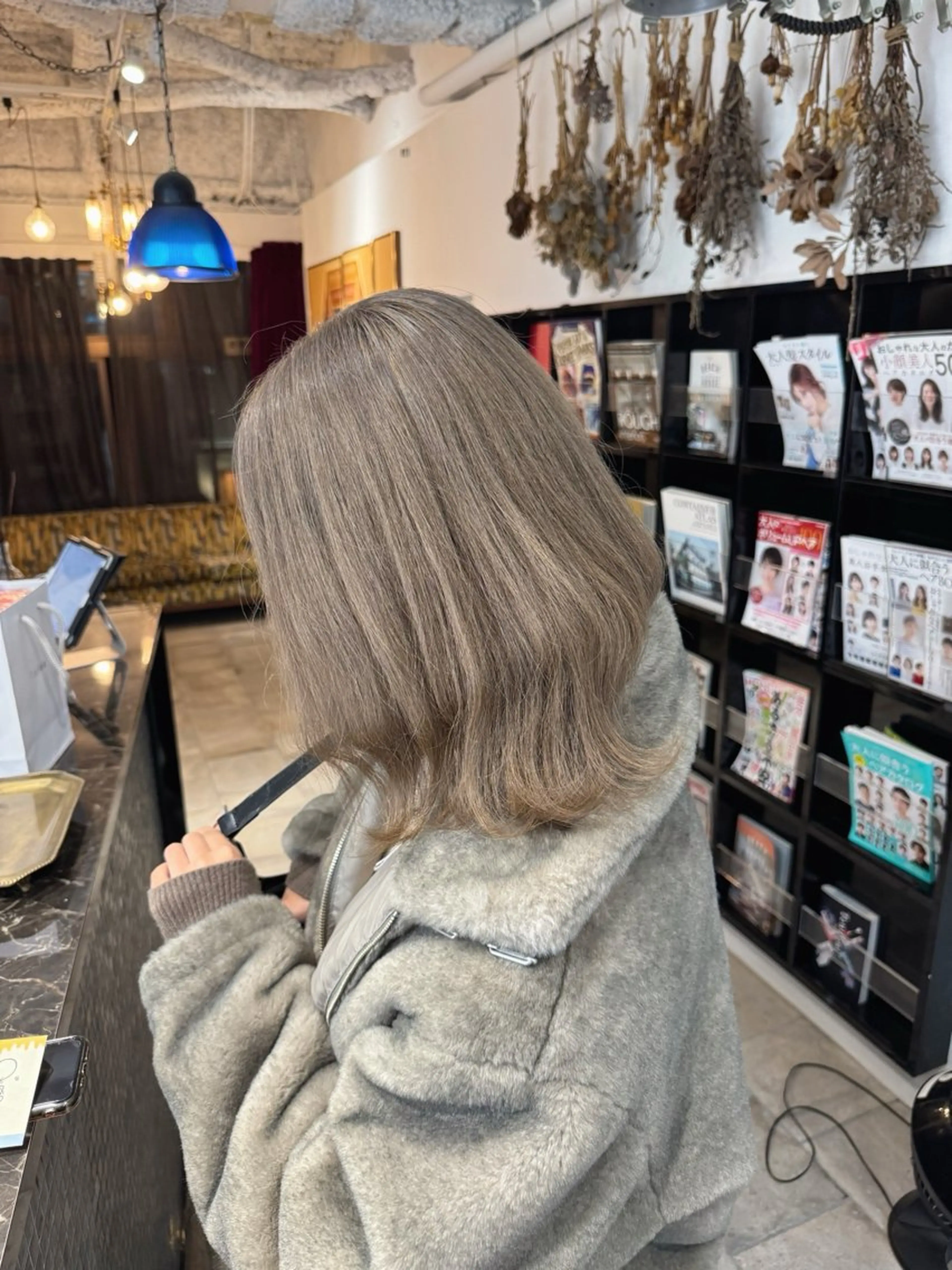 ミディアム カラー ベージュカラー ブリーチ ミルクティーベージュ トリートメント 🍒新家 さくら🍒のヘアスタイル