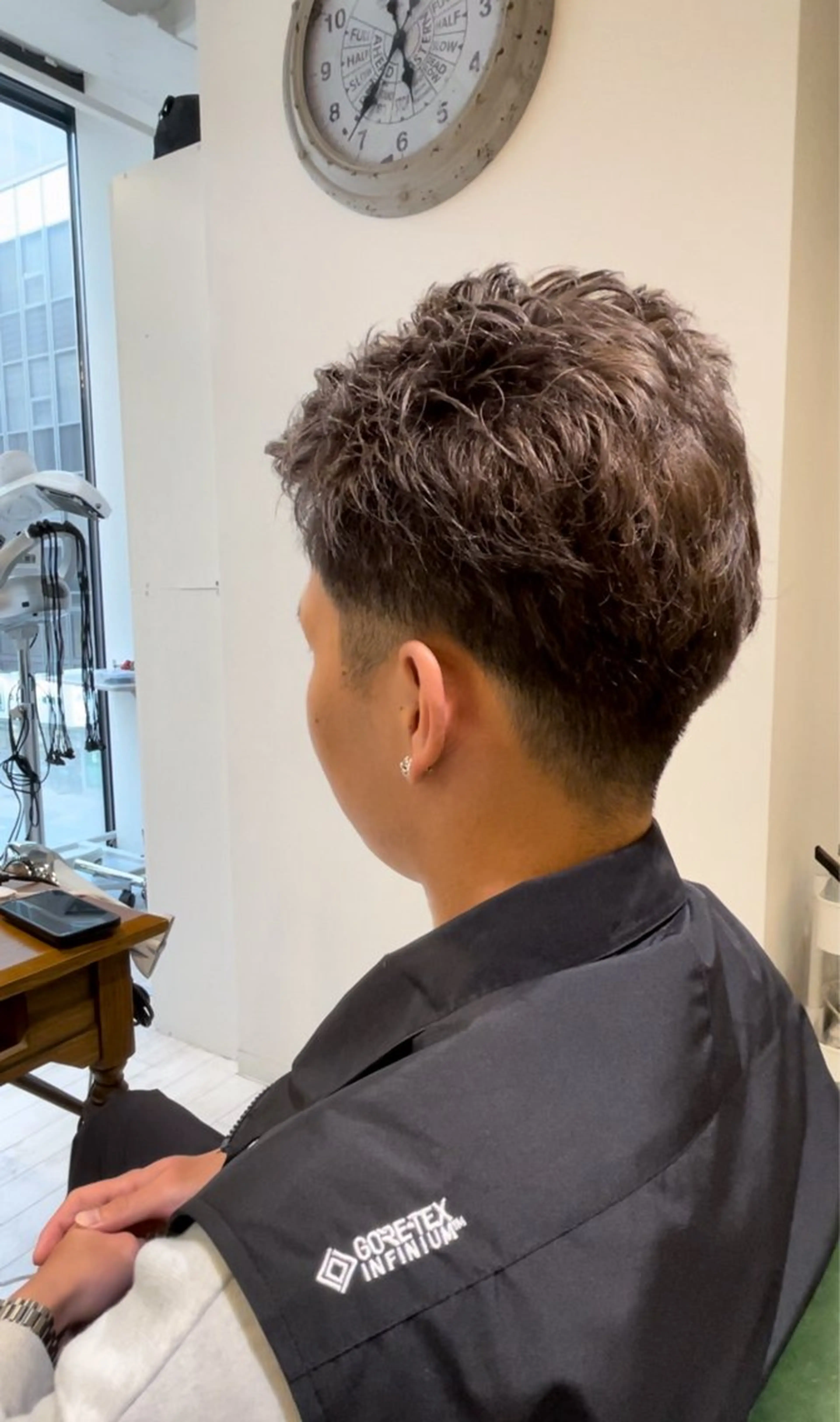 カラー メンズ スパイキーショート 刈り上げ グレージュ Flora beauty hair所属・Flora 【メンズカット】藤原のヘアスタイル