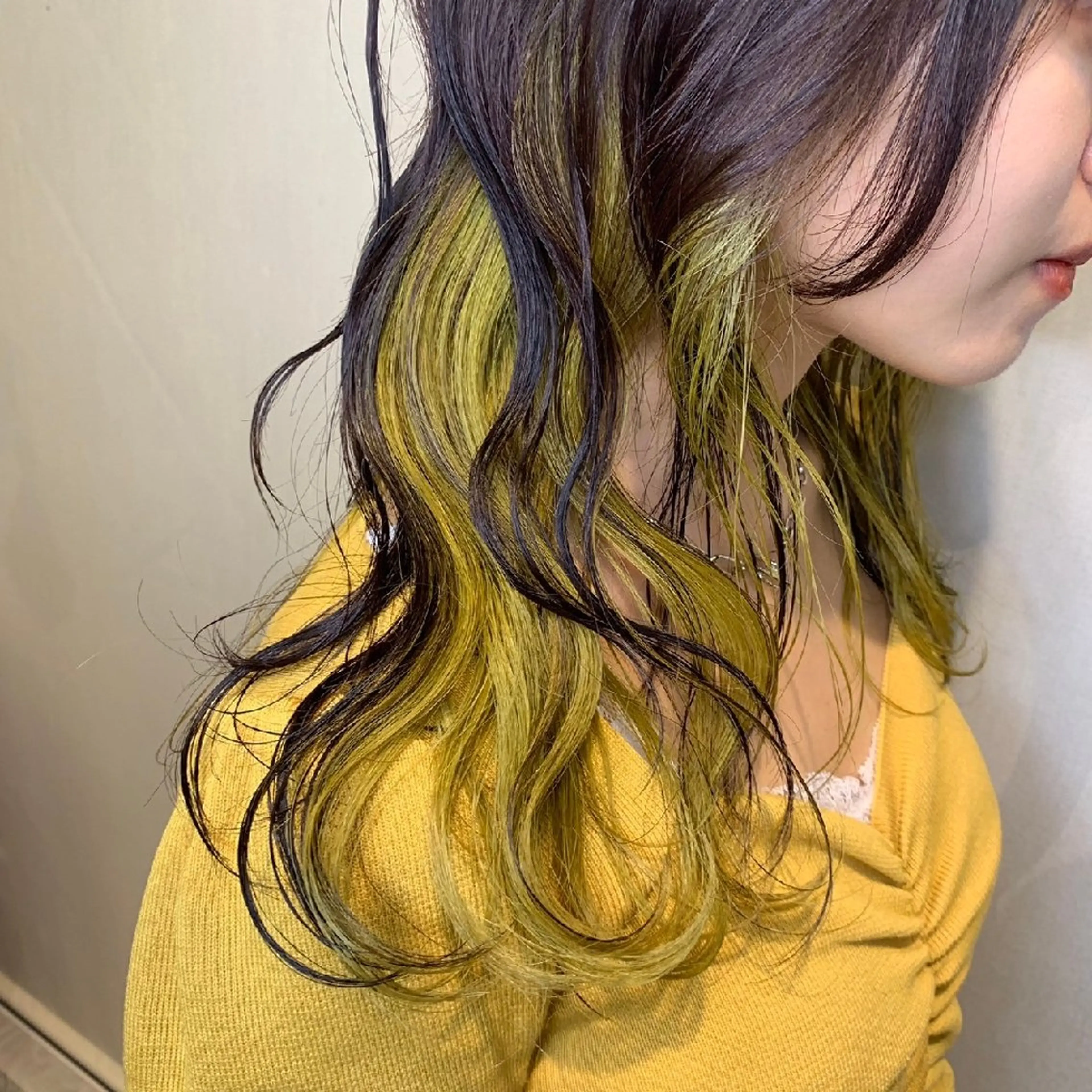 ロング カラー ブリーチ インナーカラー イエローカラー 婦中／メンズ/パーマ カラー/縮毛/波巻きのヘアスタイル