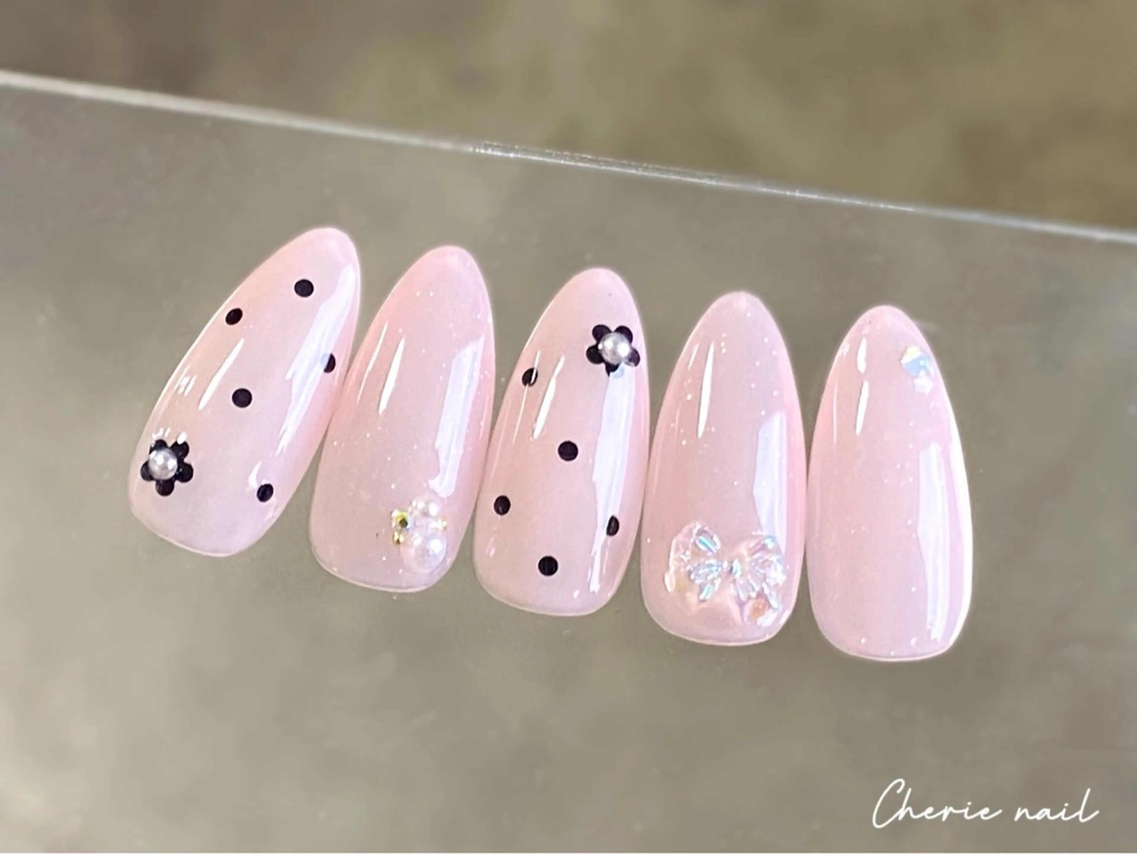 ネイル ドット フラワーネイル ジェルネイル ラメ(グリッター) ピンク Cherienail yunaのネイルデザイン
