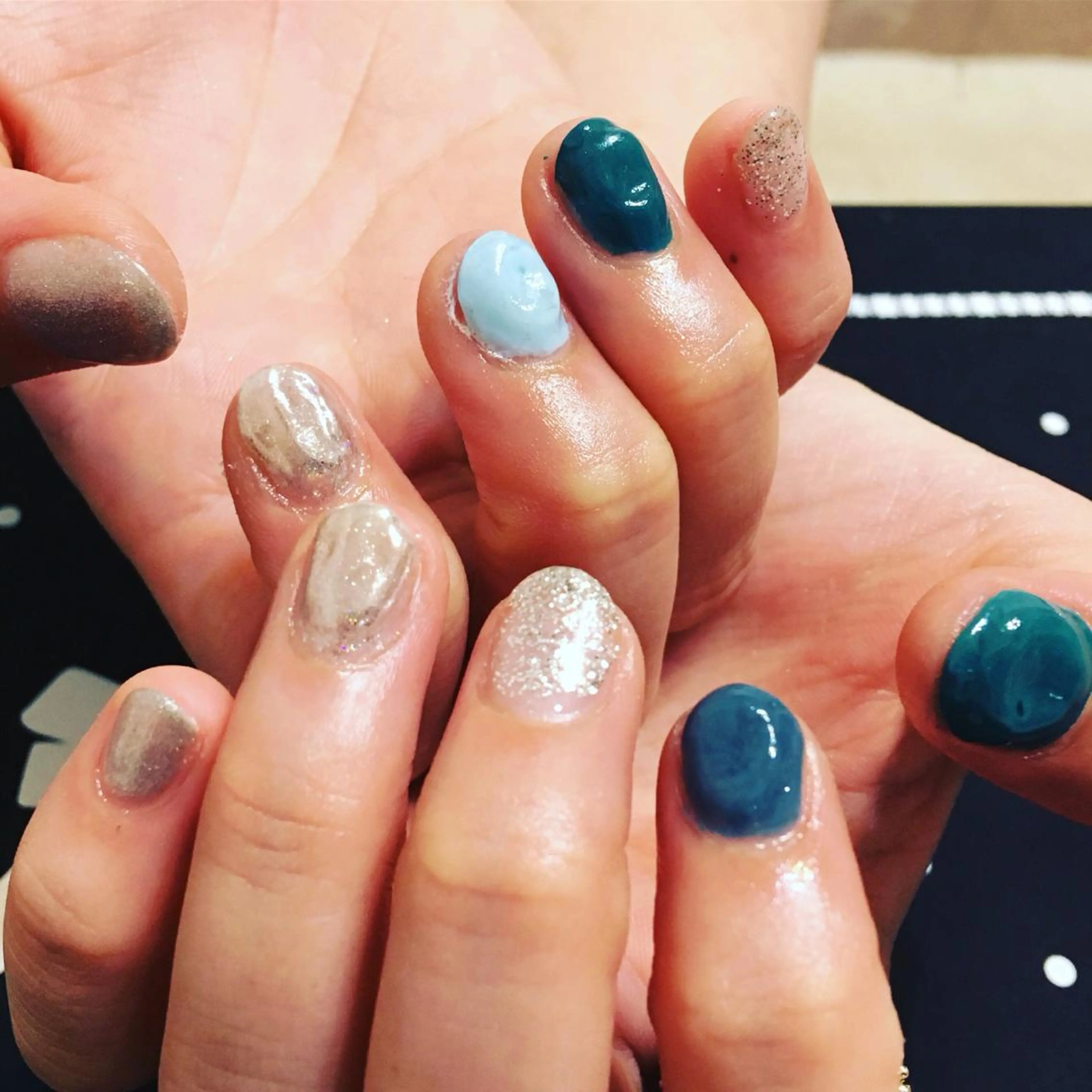 ネイル アートネイル ミラーネイル ニュアンスネイル 赤色 ハンドネイル 🌈KANÅKO 🌈のネイルデザイン