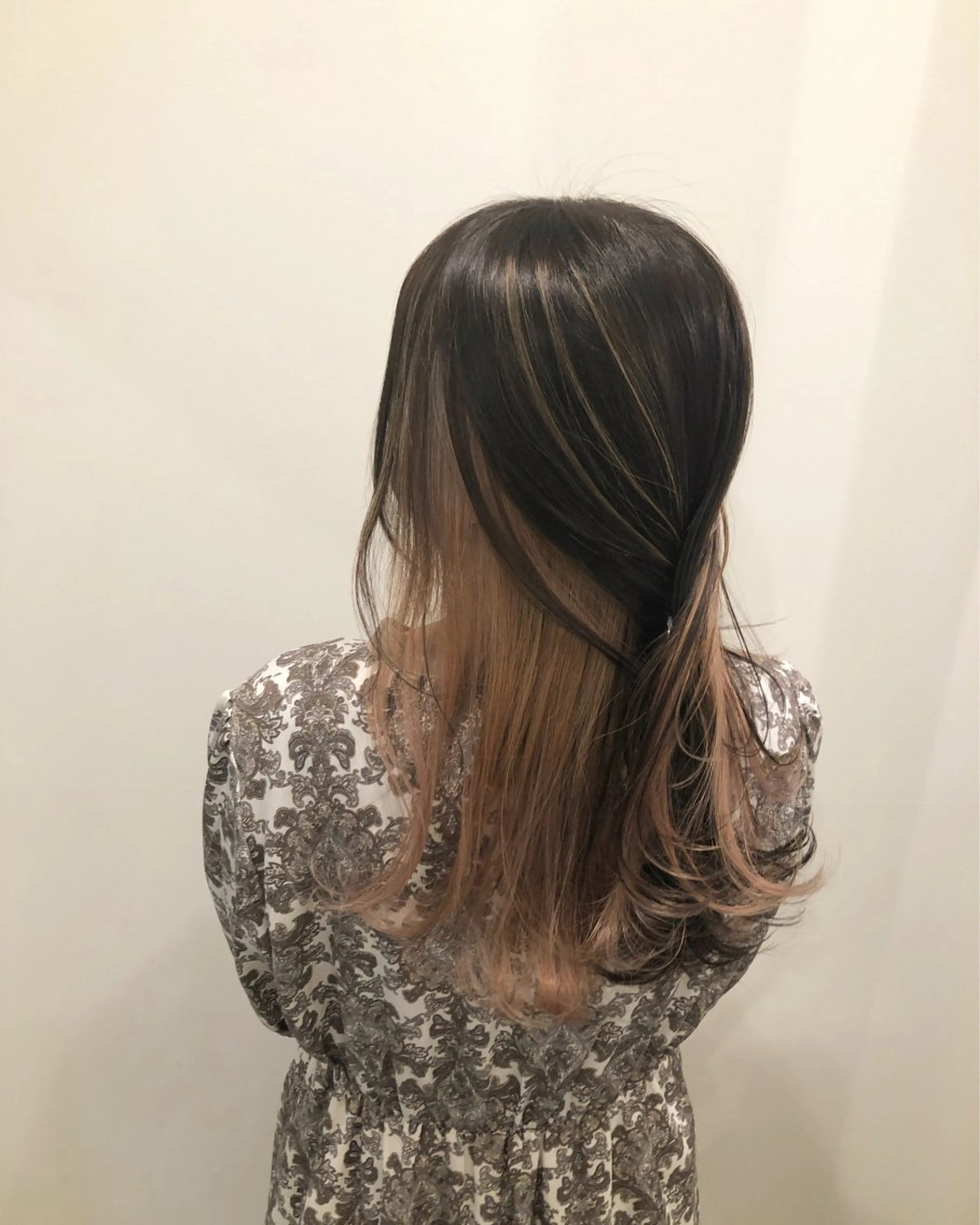 セミロング カラー ハイライトカラー インナーカラー ハイライト ニュアンスカラー🫧 加納のヘアスタイル