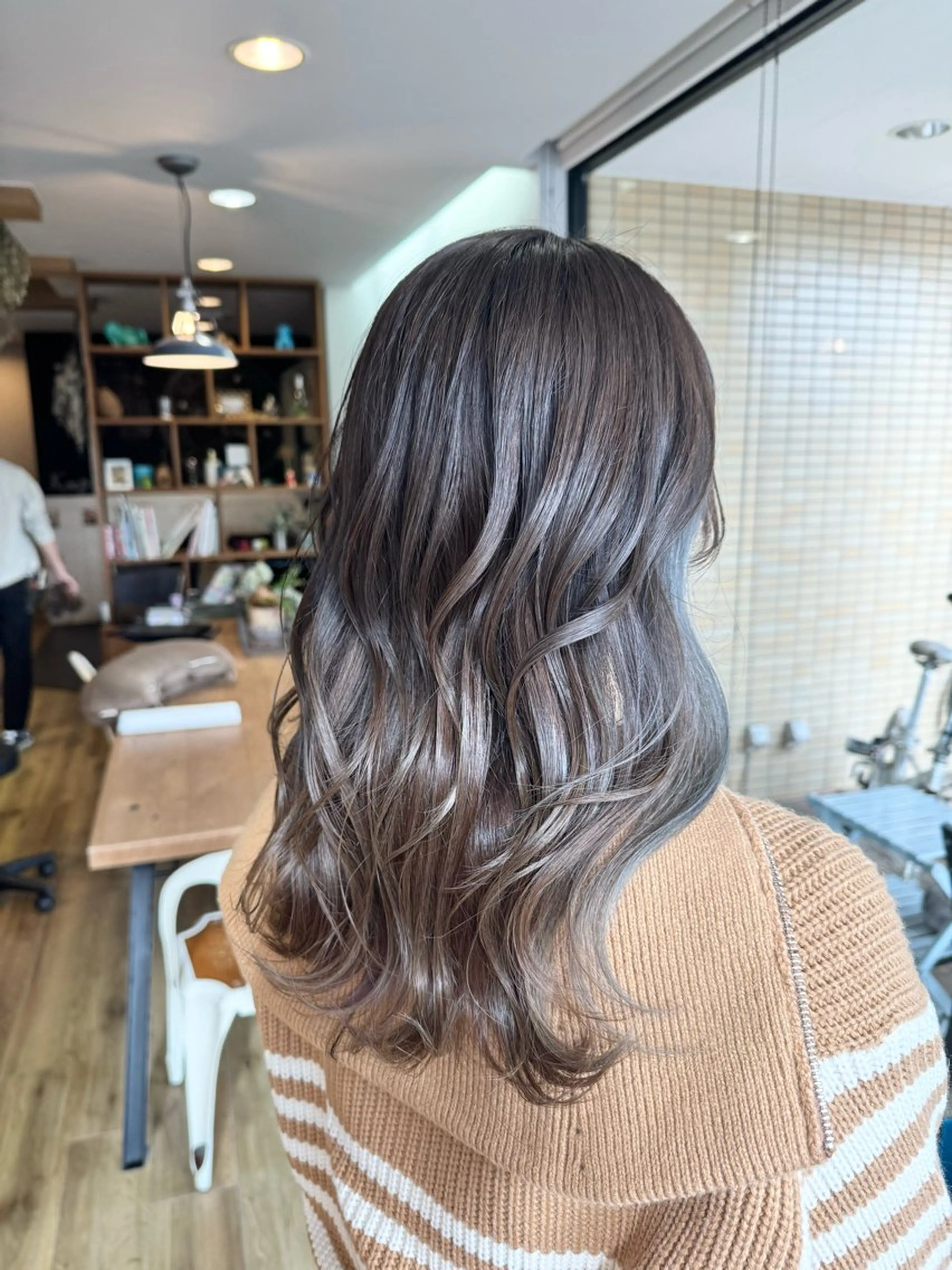 ロング カラー ブリーチ グレージュ ヘアカラー トリートメント ツキダテ ユイのヘアスタイル
