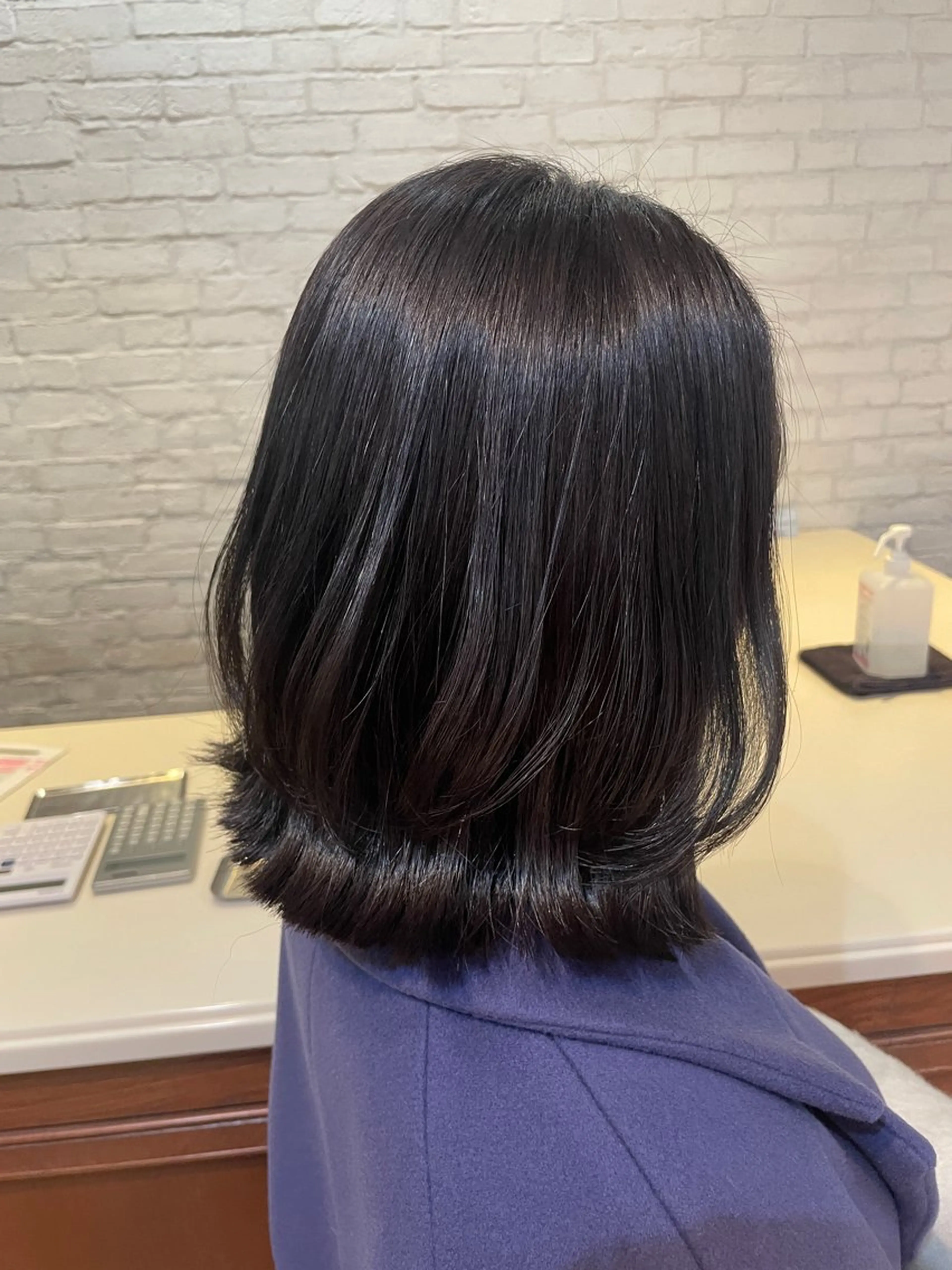 ミディアム カラー ボブレイヤー 黒髪 ブルーカラー ブルーブラック ブルージュ カット ヘアカラー トリートメント BEBE所属・ご新規様限定 透明感カラーKANAのヘアスタイル