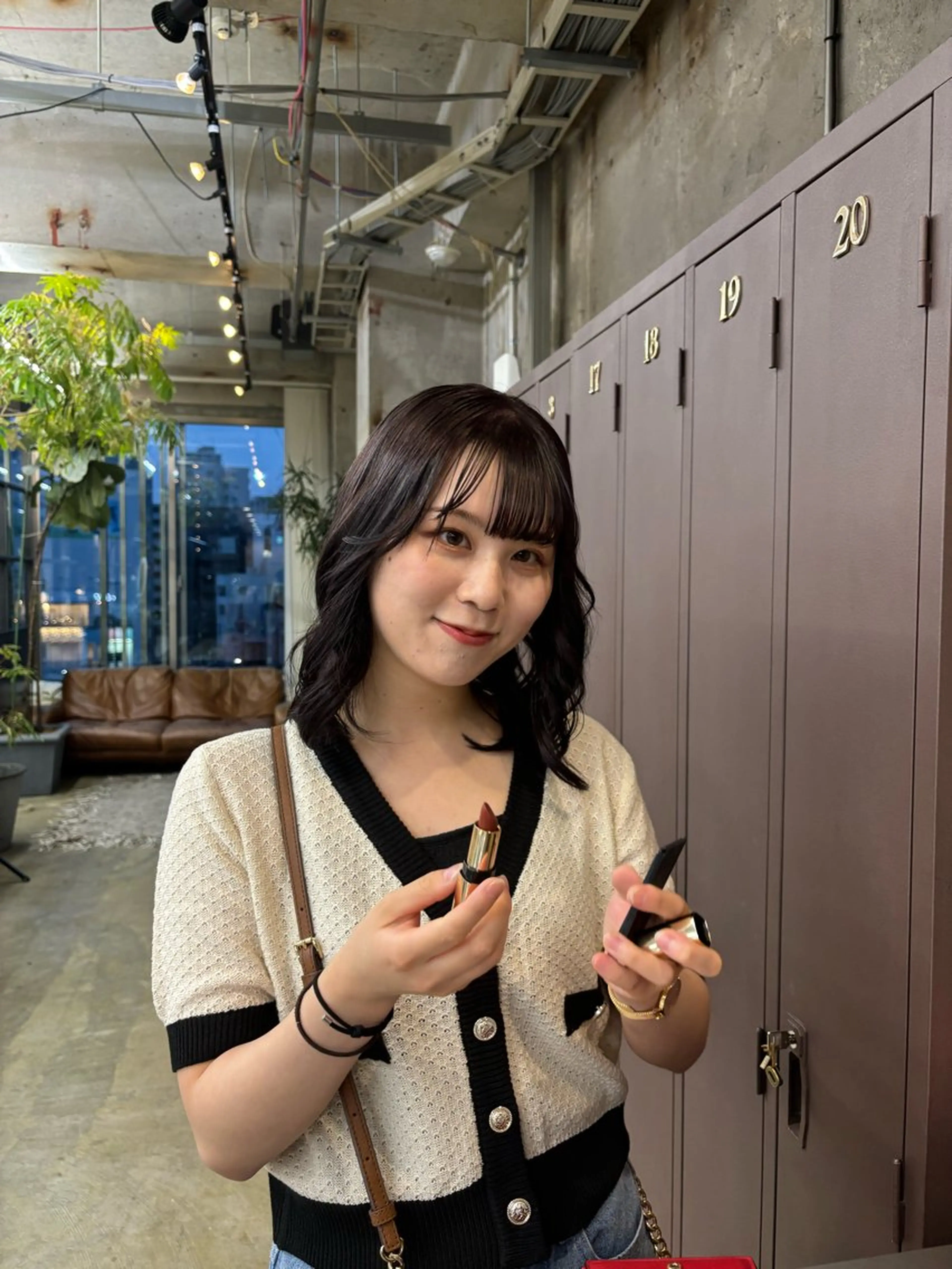 ミディアム カラー ヘアカラー 愛加パーマ・レイヤー ・ピンクカラーのヘアスタイル