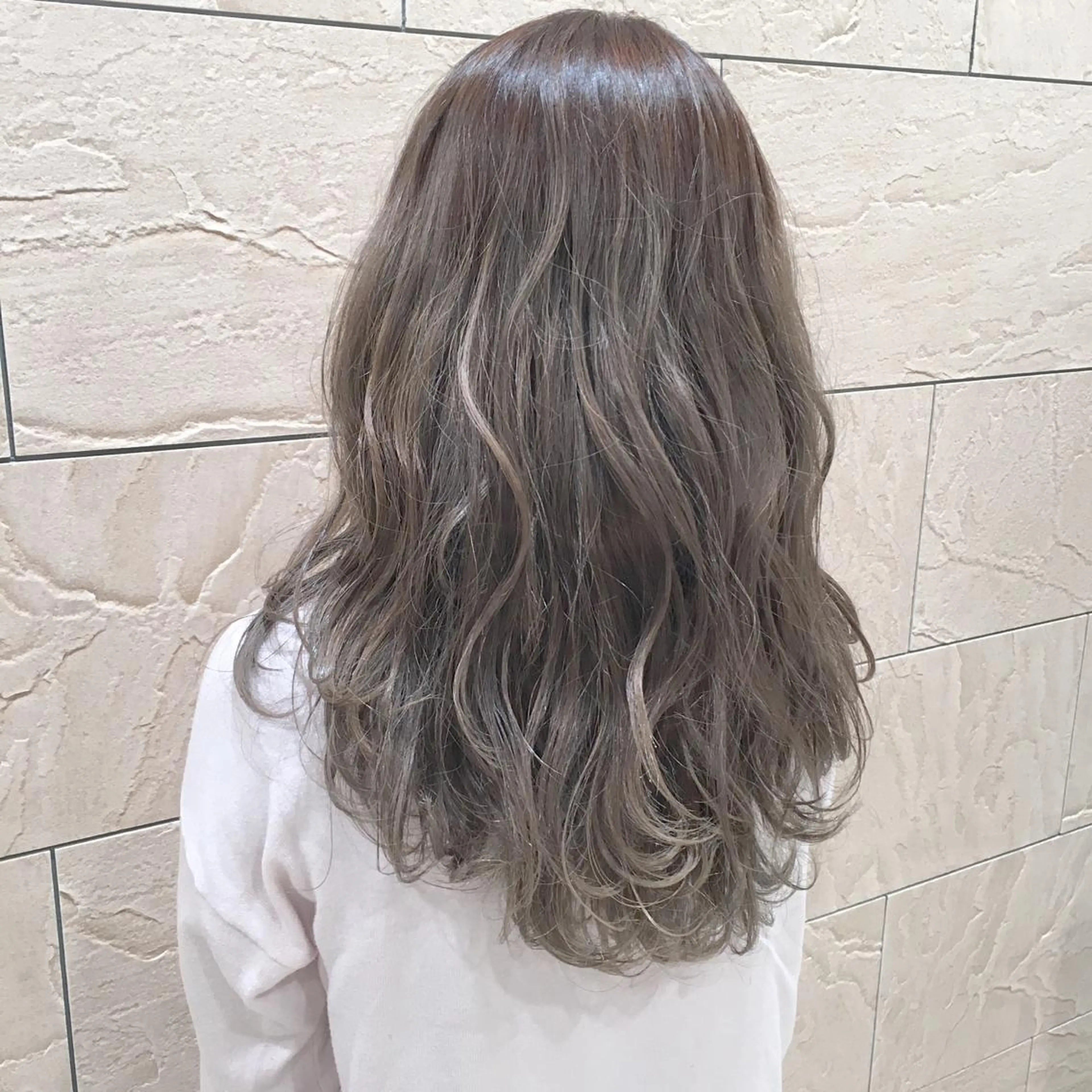 ロング カラー パーマ ヘアアレンジ アッシュ イルミナカラー ハイトーン特化🤍 浦住のヘアスタイル