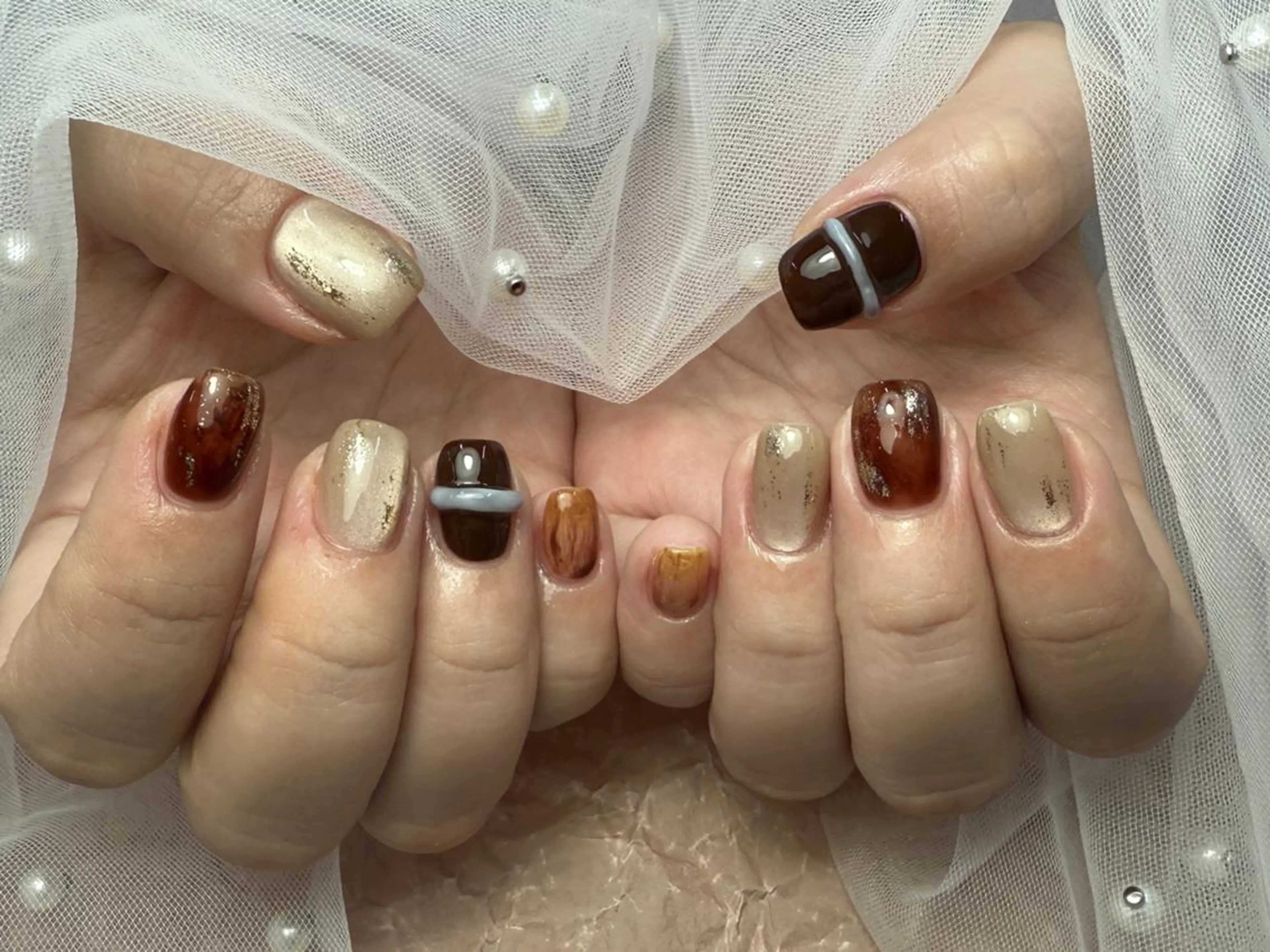 ネイル アートネイル ブラウン ゴールド ハンドネイル ToliyDeliy Nail Salonのネイルデザイン