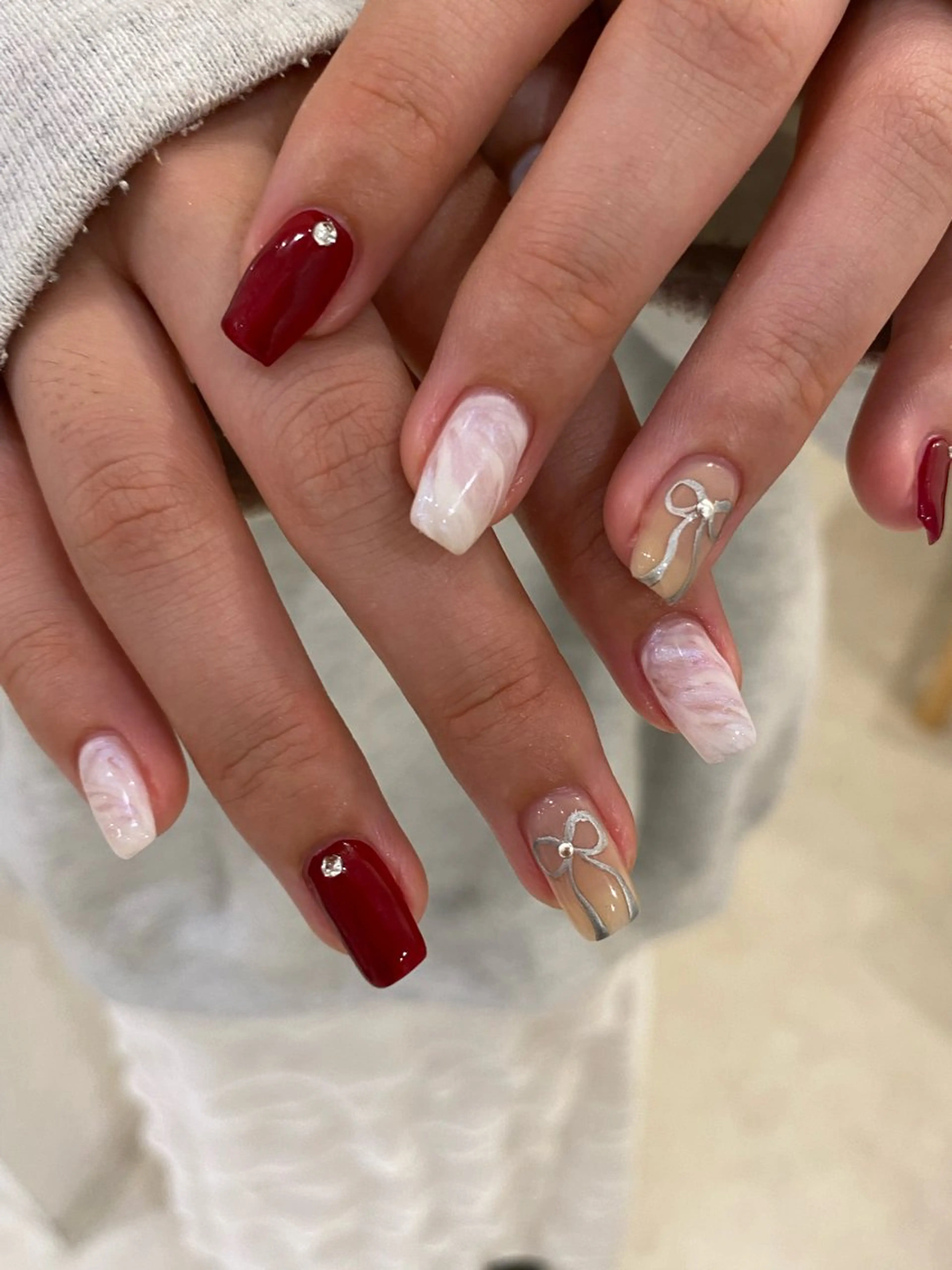 ネイル リボン 冬ネイル クリスマス ハンドネイル Ann. nail.tokyo所属・Ann nailのネイルデザイン