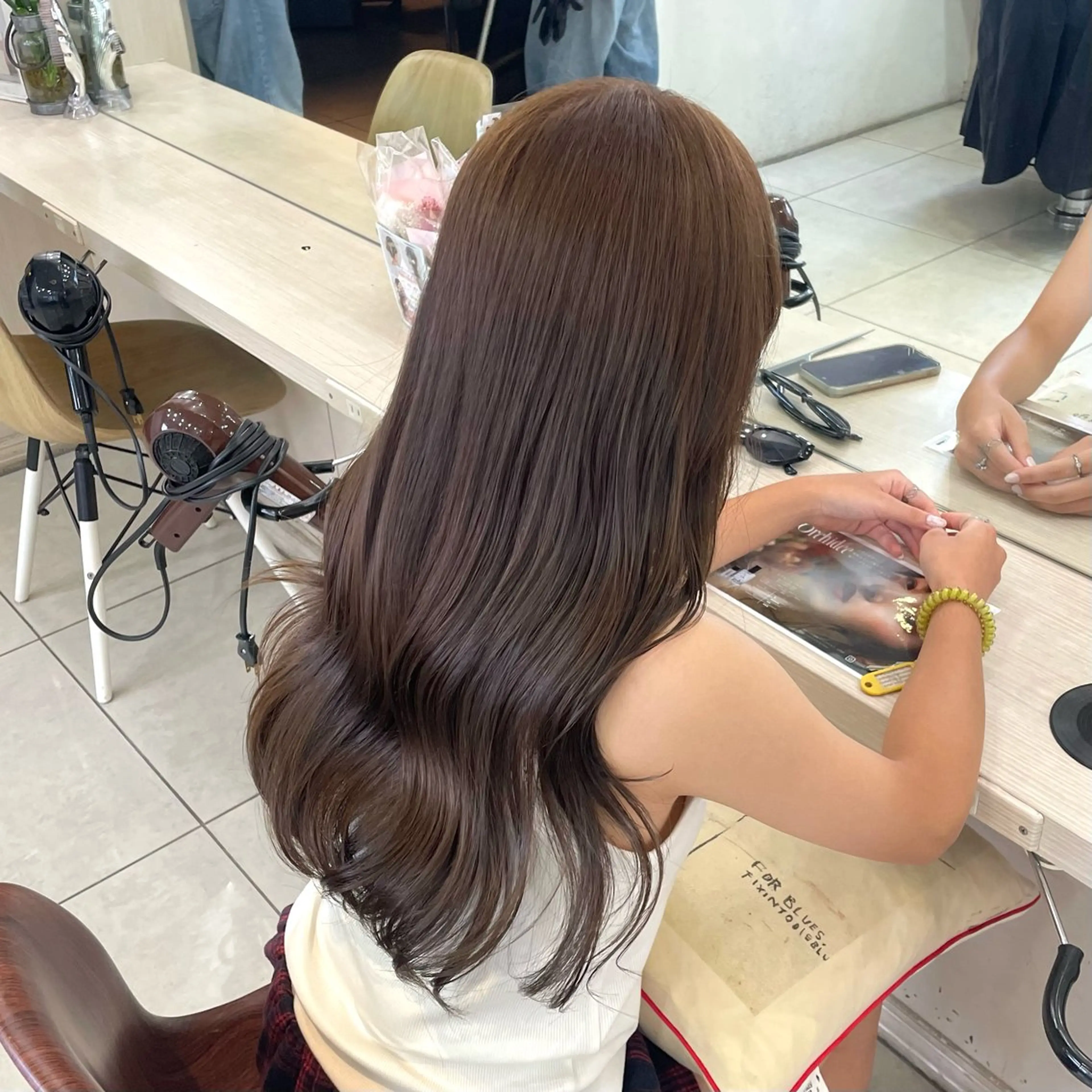 ロング カラー ベージュカラー ブリーチ 透明感カラー ブリーチなしカラー ヘアカラー トリートメント 横浜パーマ🌐 暖色カラー🍒もえかのヘアスタイル