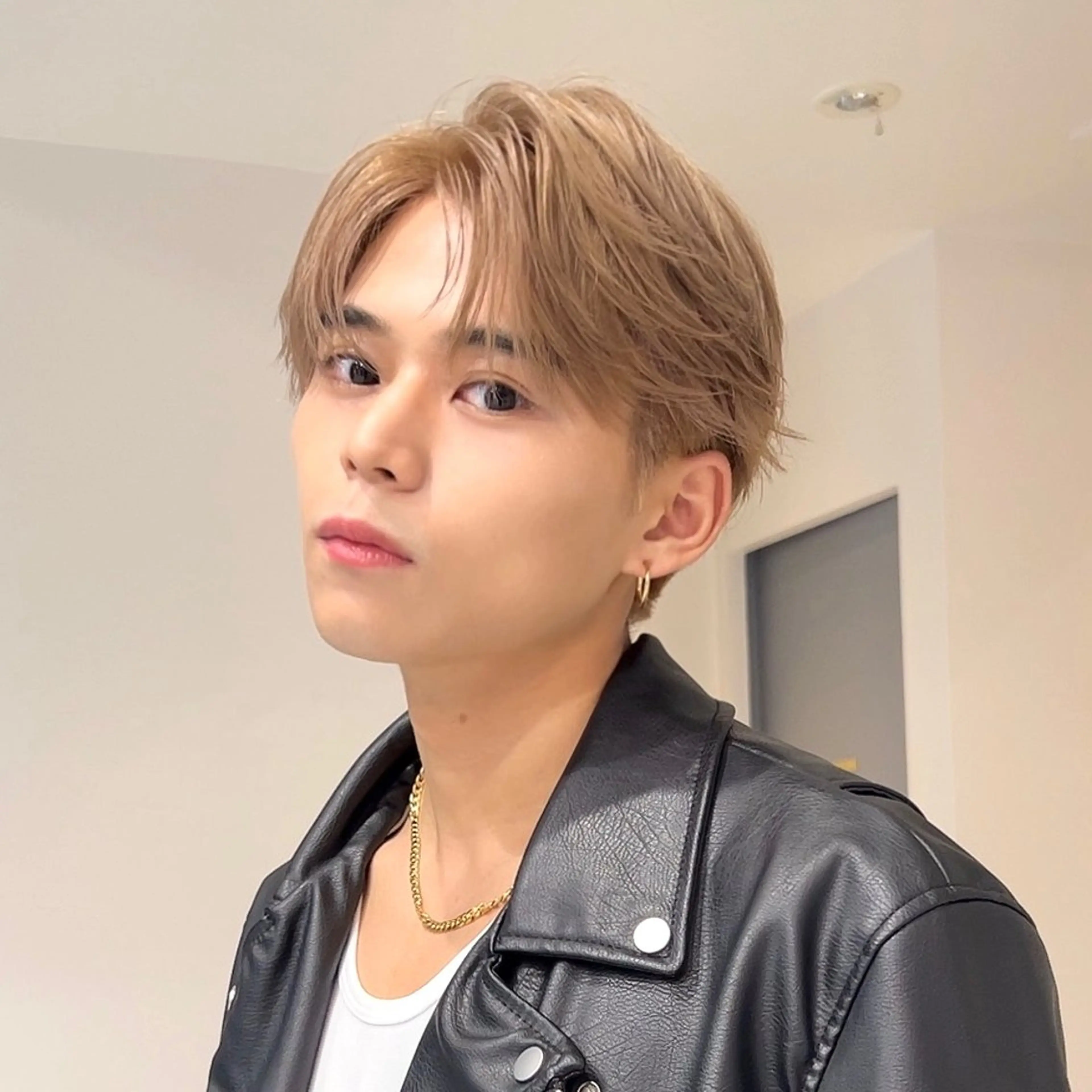 ミディアム カラー メンズ 岡田大志🇰🇷 中/韓メンズヘアのヘアスタイル