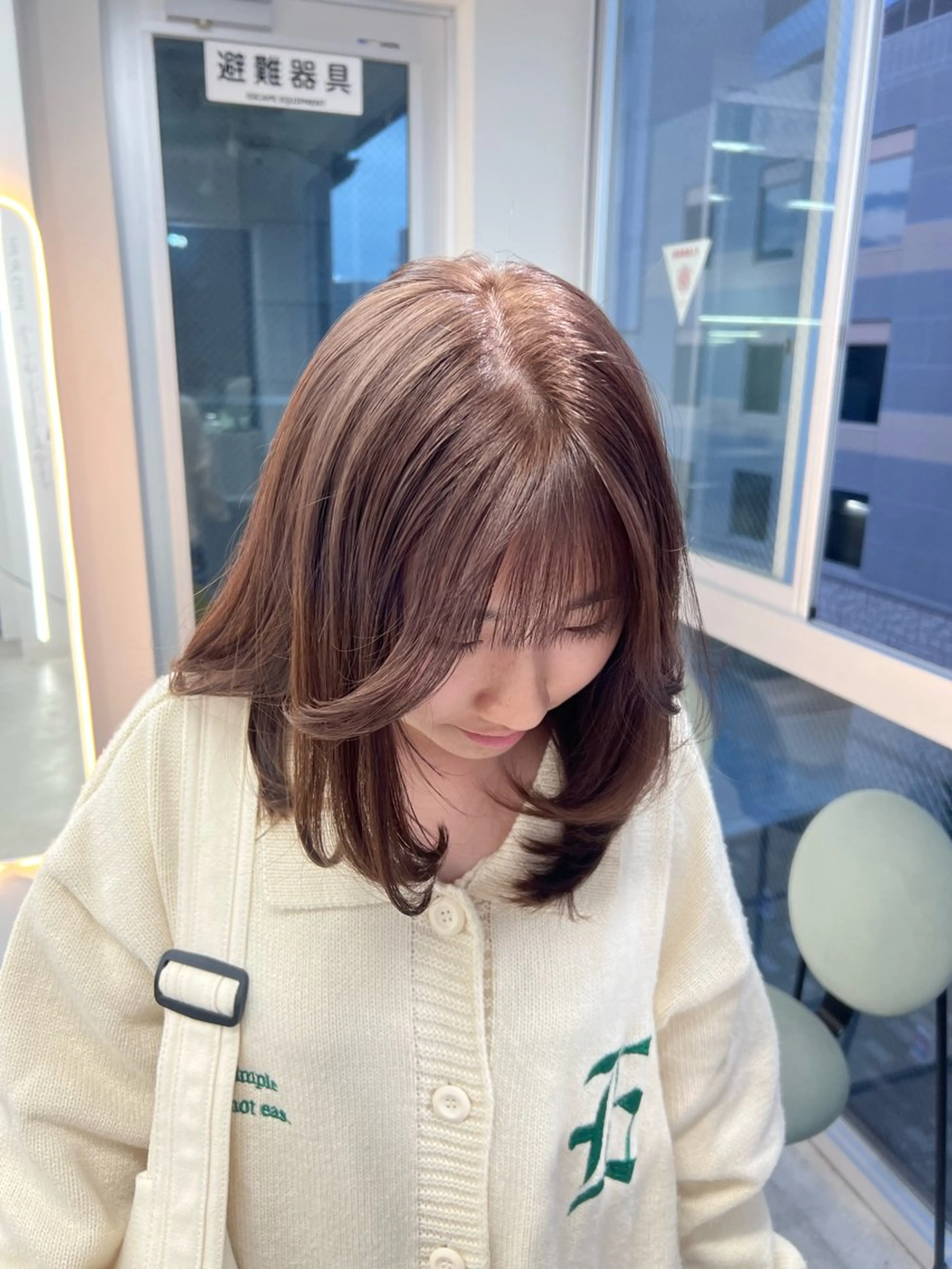 ミディアム ヘアカラー maya レイヤーカットのヘアスタイル