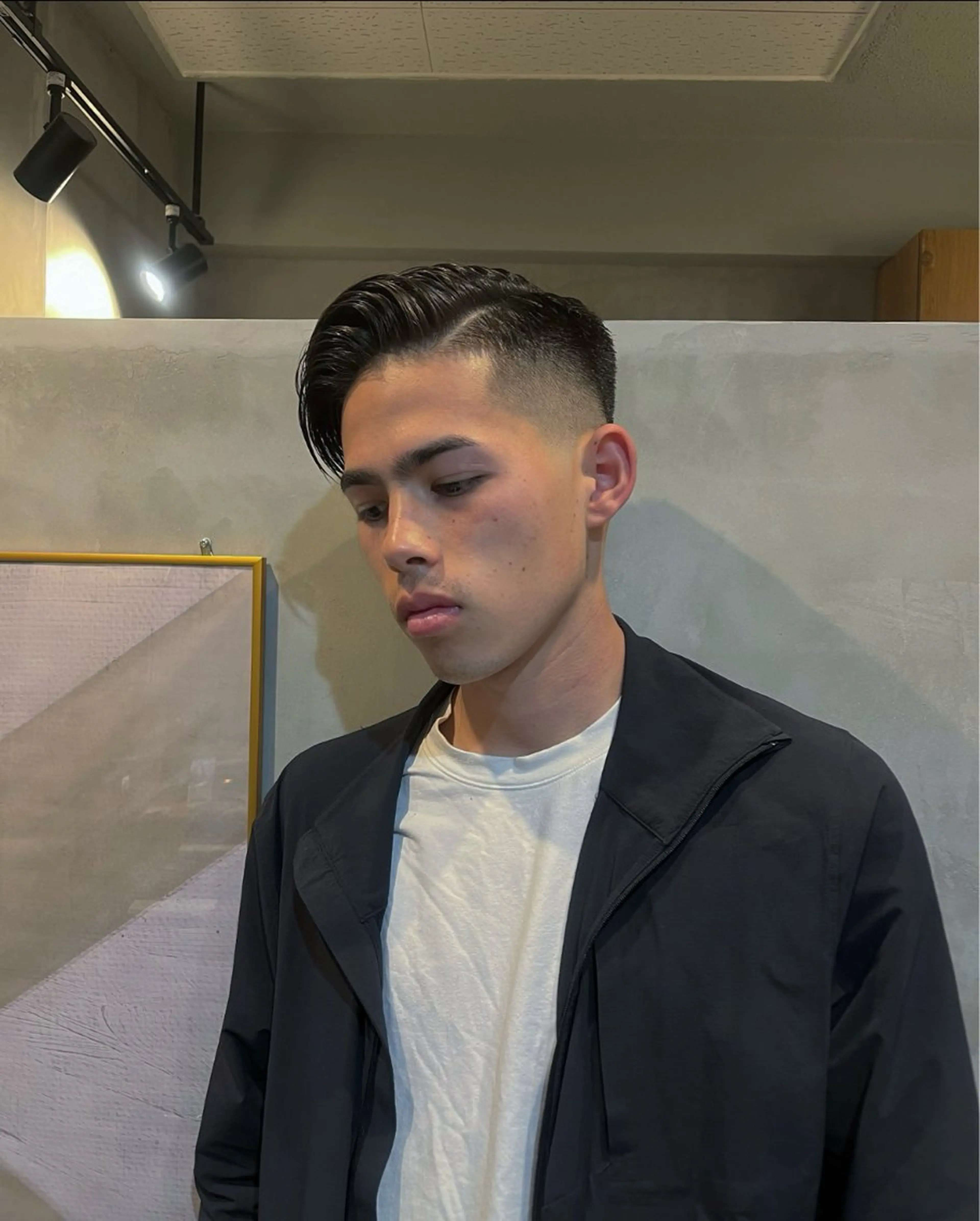 メンズ フェードカット スキンフェード カット 韓国風前髪顔周り バーバーakaneのヘアスタイル