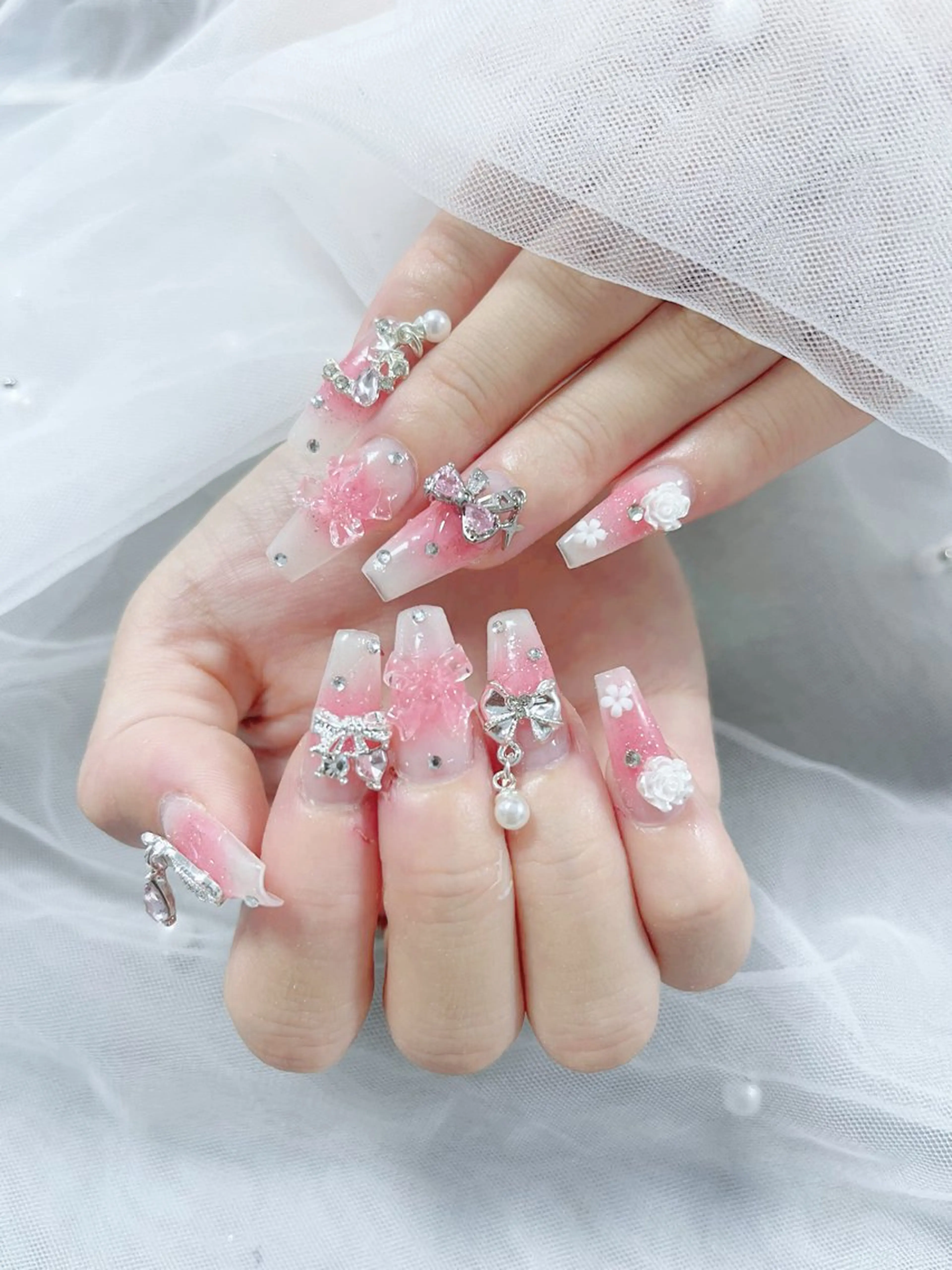 ネイル オーロラネイル クリアネイル フラッシュネイル ジェルネイル グラデーション ハンドネイル Amee Nailsalonのネイルデザイン