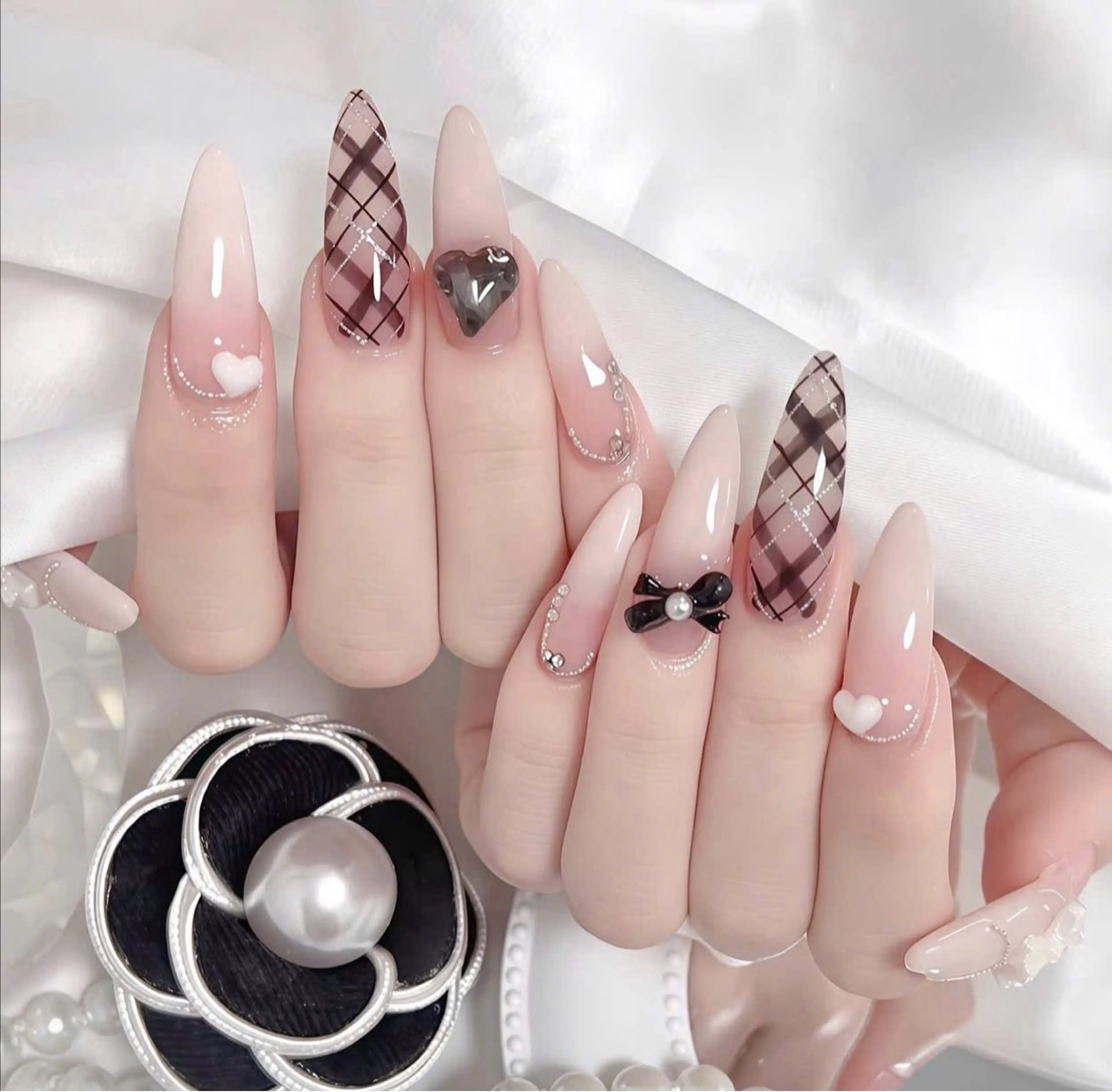 ネイル フレンチネイル ジェルネイル ガラスフレンチ ハロウィン ハート ハンドネイル H.baby Nail Salonのネイルデザイン