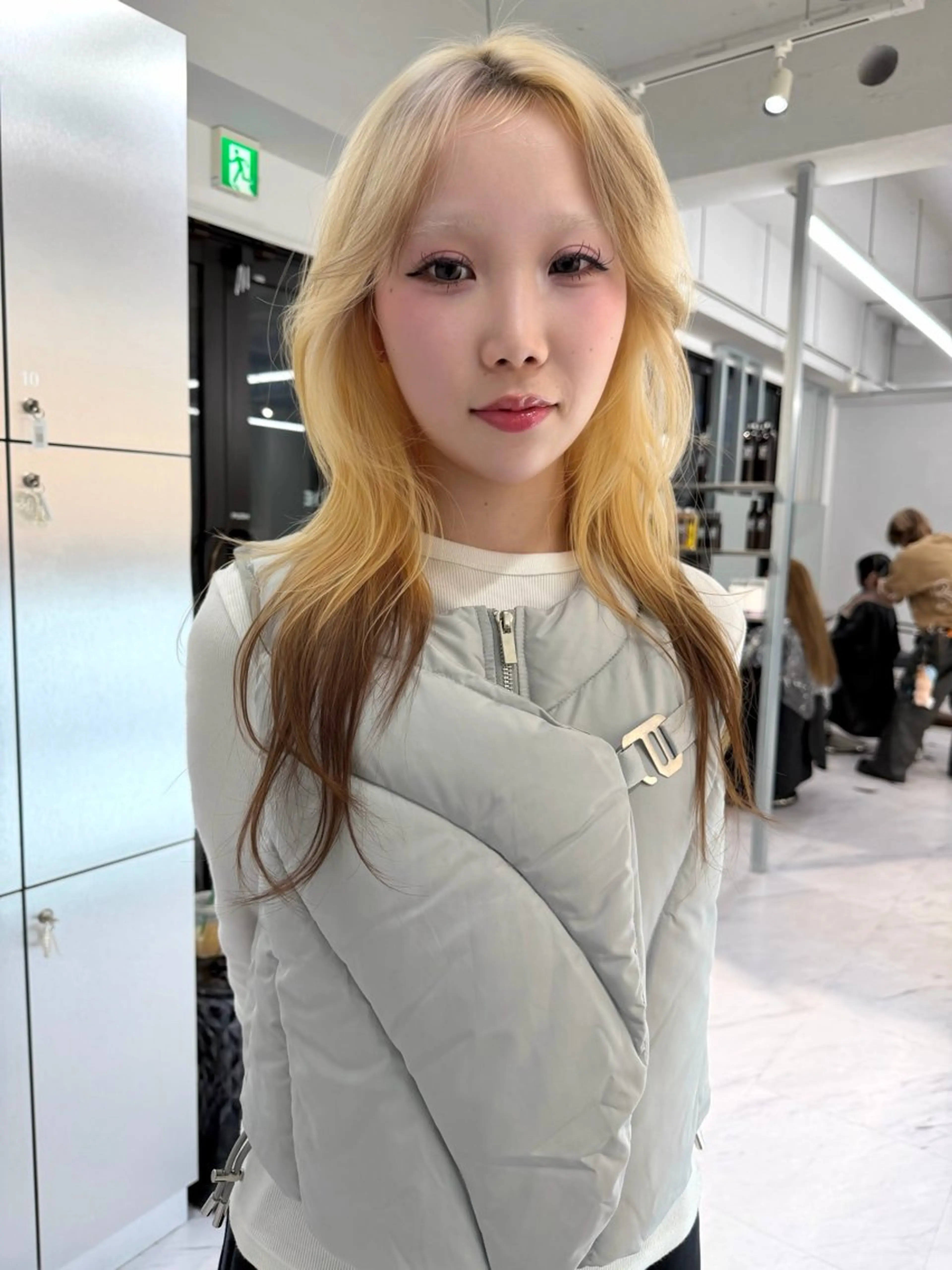 ロング カラー パーマ ヘアアレンジ ベージュカラー ブリーチ ケアブリーチ デザインカラー ダブルカラー カット ヘアカラー パーマ トリートメント TATSUブリーチ/ ミルクティーベージュのヘアスタイル