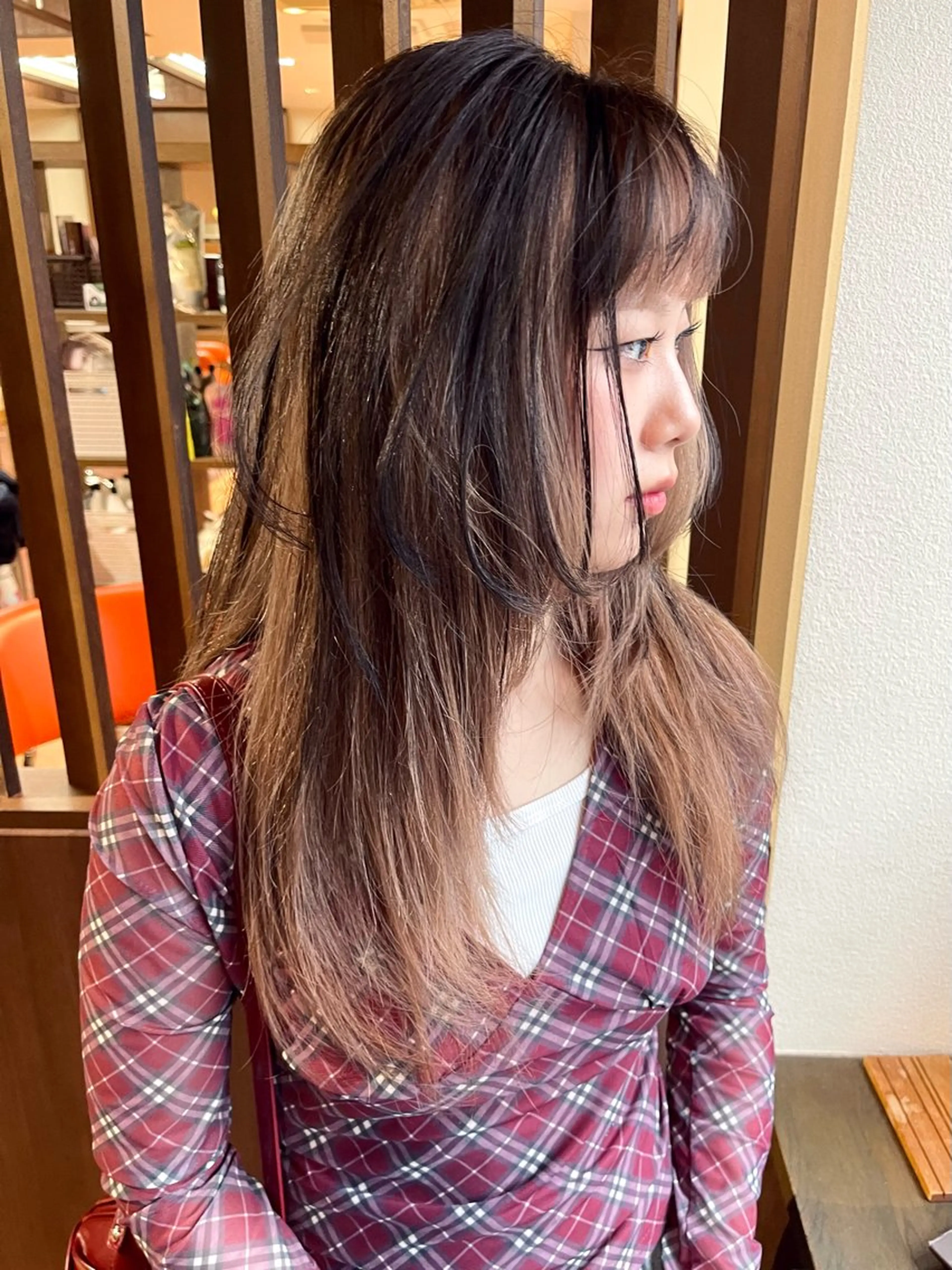 ロング カラー ベージュカラー 黒髪 カット ヘアカラー トリートメント 髪質改善ｶﾗｰ ｹｱﾌﾞﾘｰﾁ/ﾀﾑのヘアスタイル