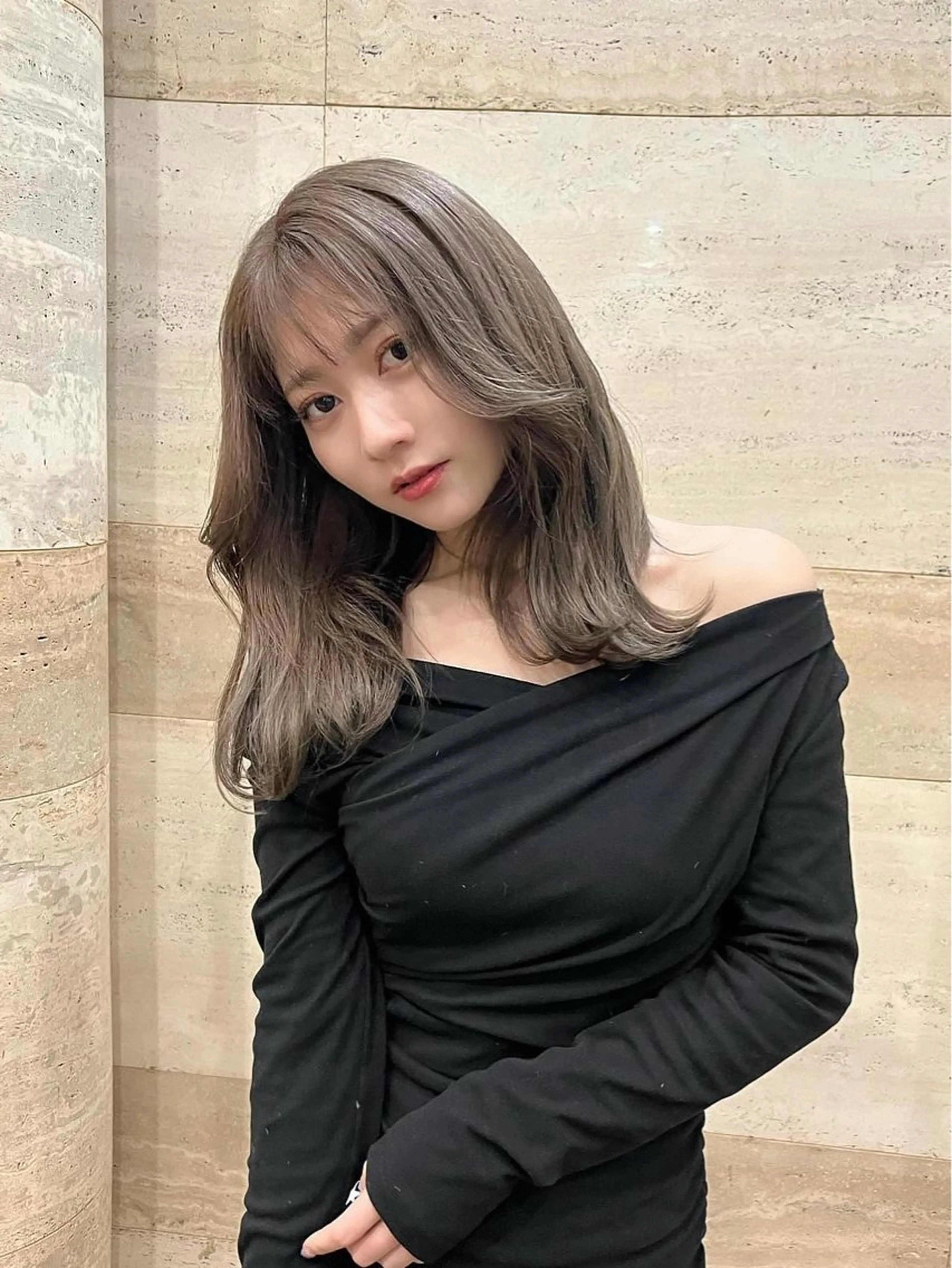 セミロング カラー ブリーチ ケアブリーチ ダブルカラー グレージュ ハイトーンカラー カット ヘアカラー Via officialのヘアスタイル