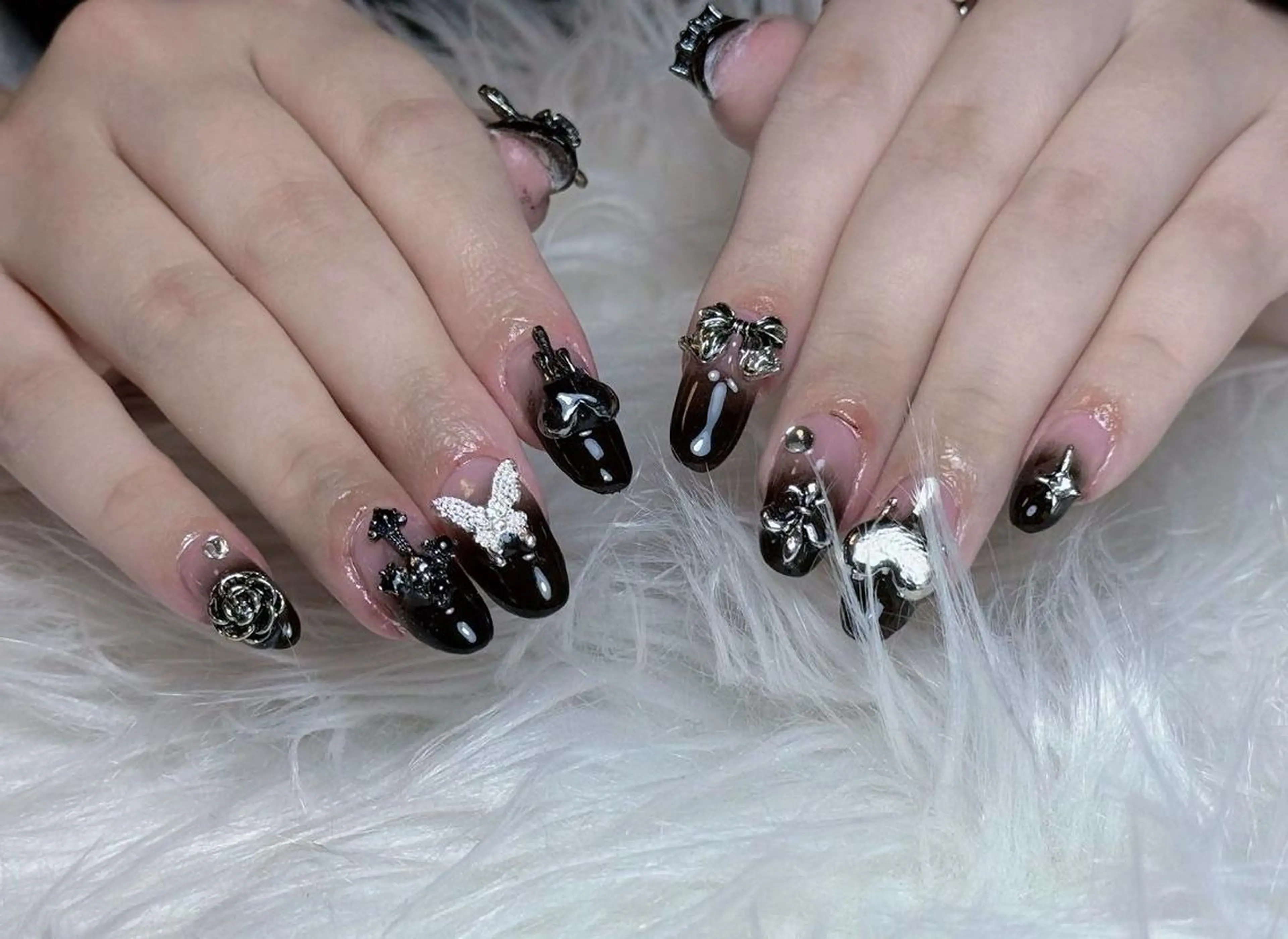 ネイル RAFFINE 月🦋🩵のネイルデザイン