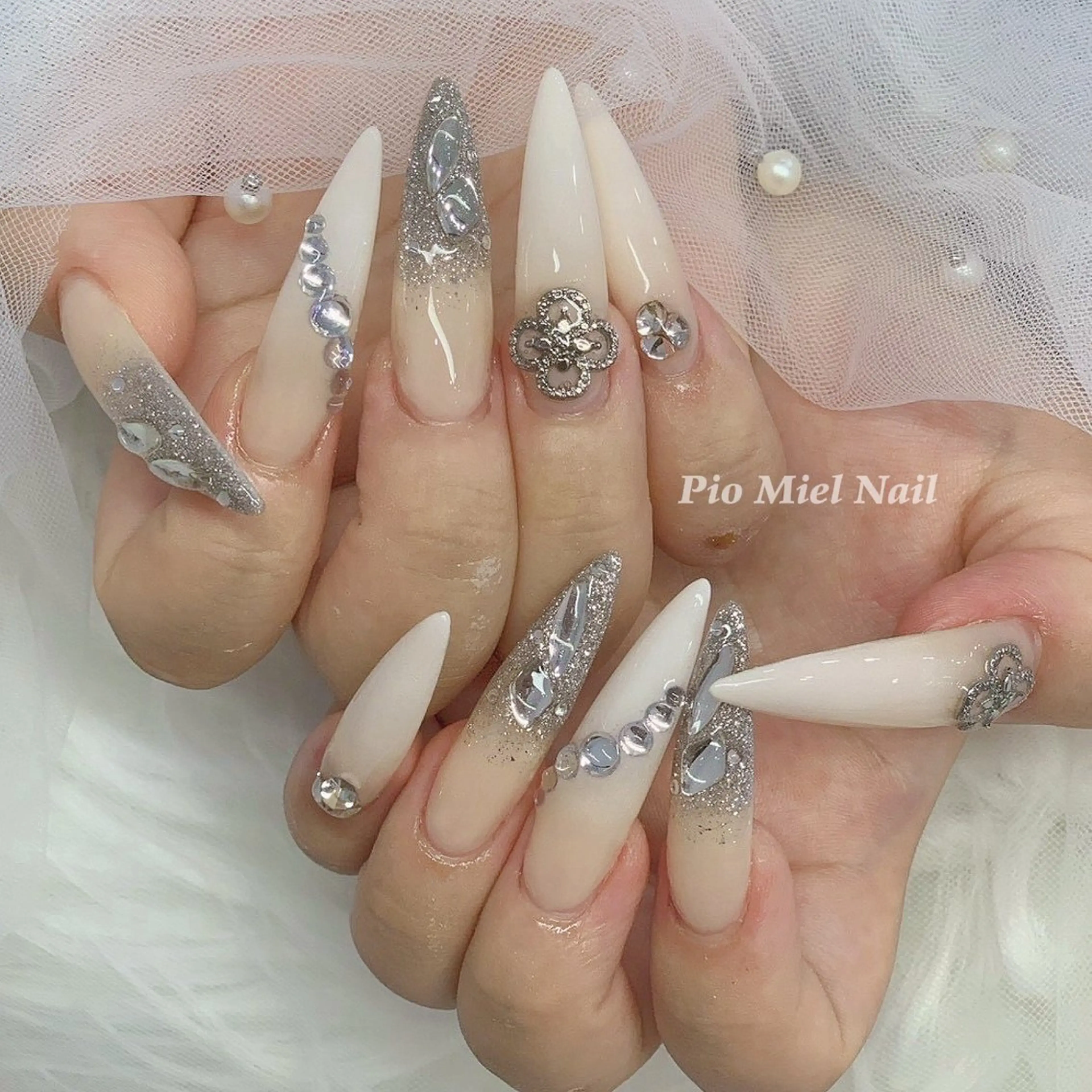 ネイル ロングネイル シルバー ホワイト 冬ネイル ハンドネイル momo 長さだしのネイルデザイン