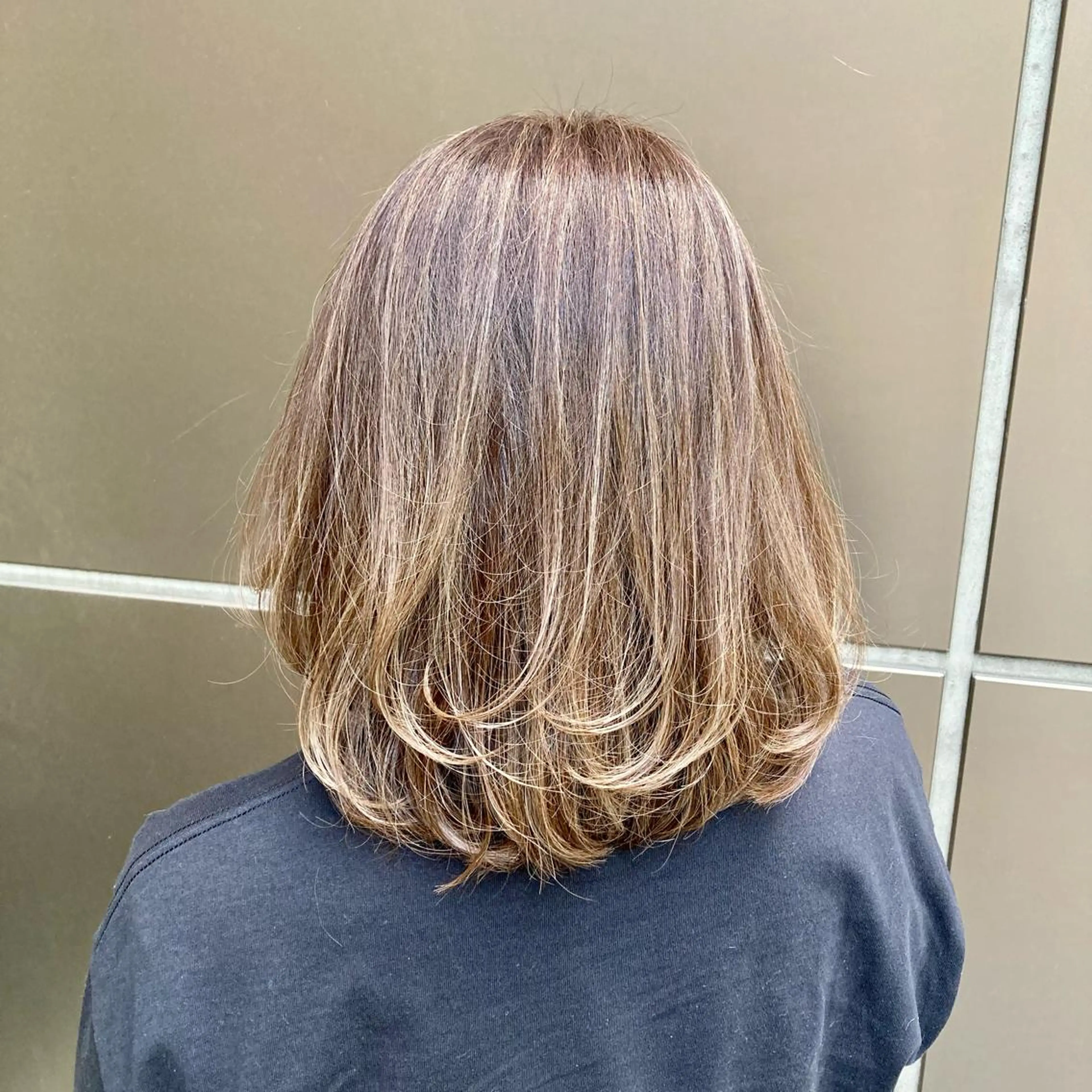 ミディアム カラー ベージュカラー ハイライトカラー ハイライト 松岡 知のヘアスタイル