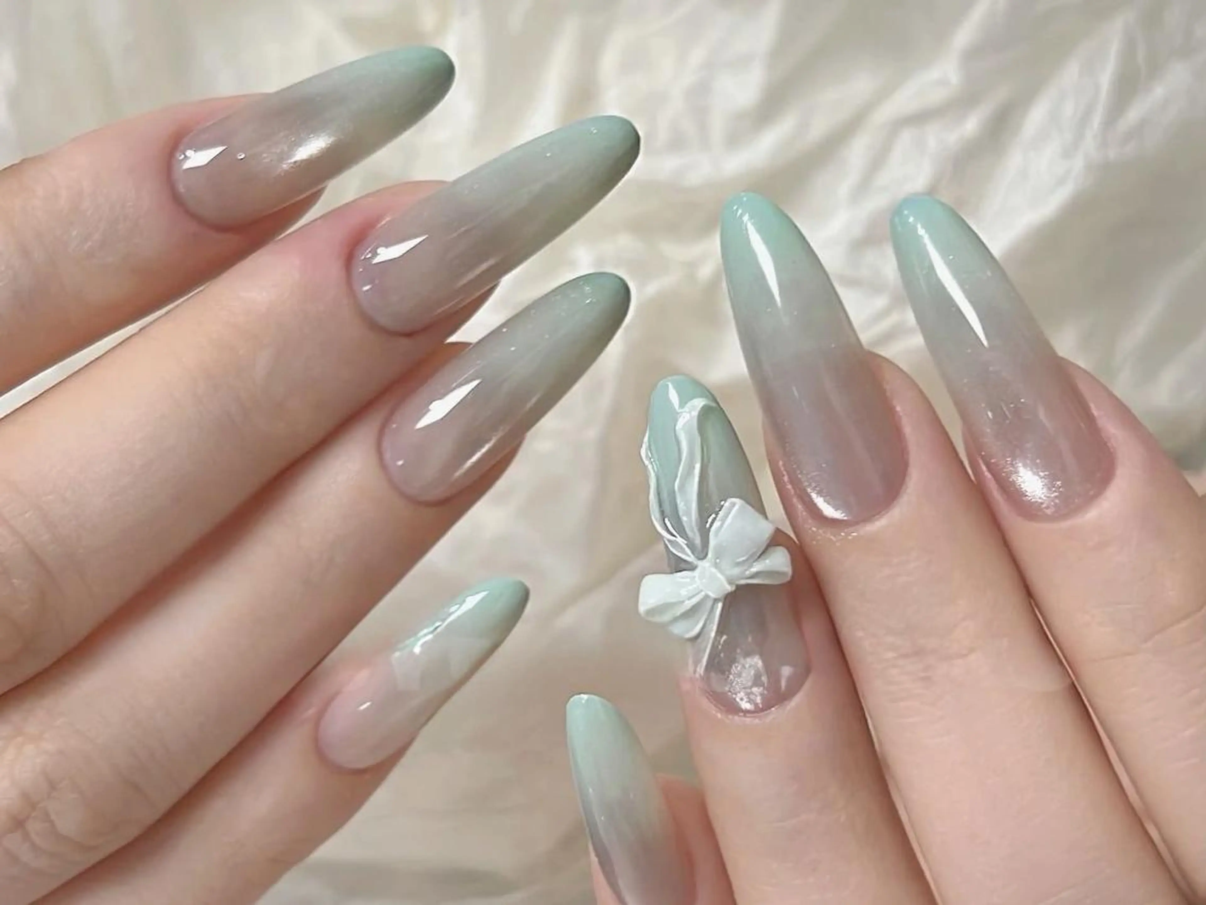 ネイル ブルー ガーリー グラデーション ロングネイル リボン ハンドネイル ハンドケア 💅 NikoNikoのネイルデザイン