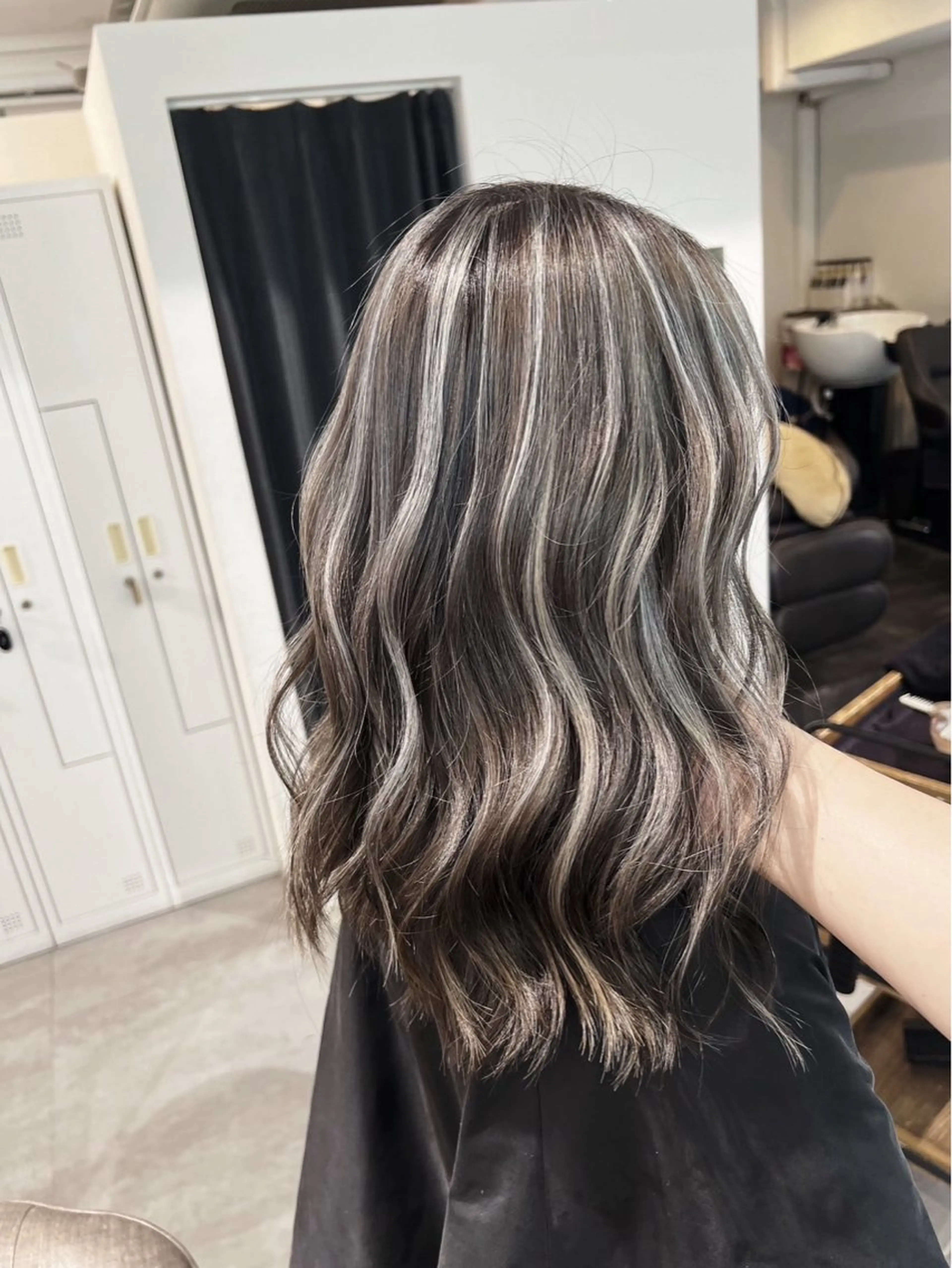 セミロング カラー ダークグレー ダークグレージュ グレージュ ハイライトカラー ハイライト カット ヘアカラー トリートメント ROBIN所属・指名数No.1 /NAOYAのヘアスタイル