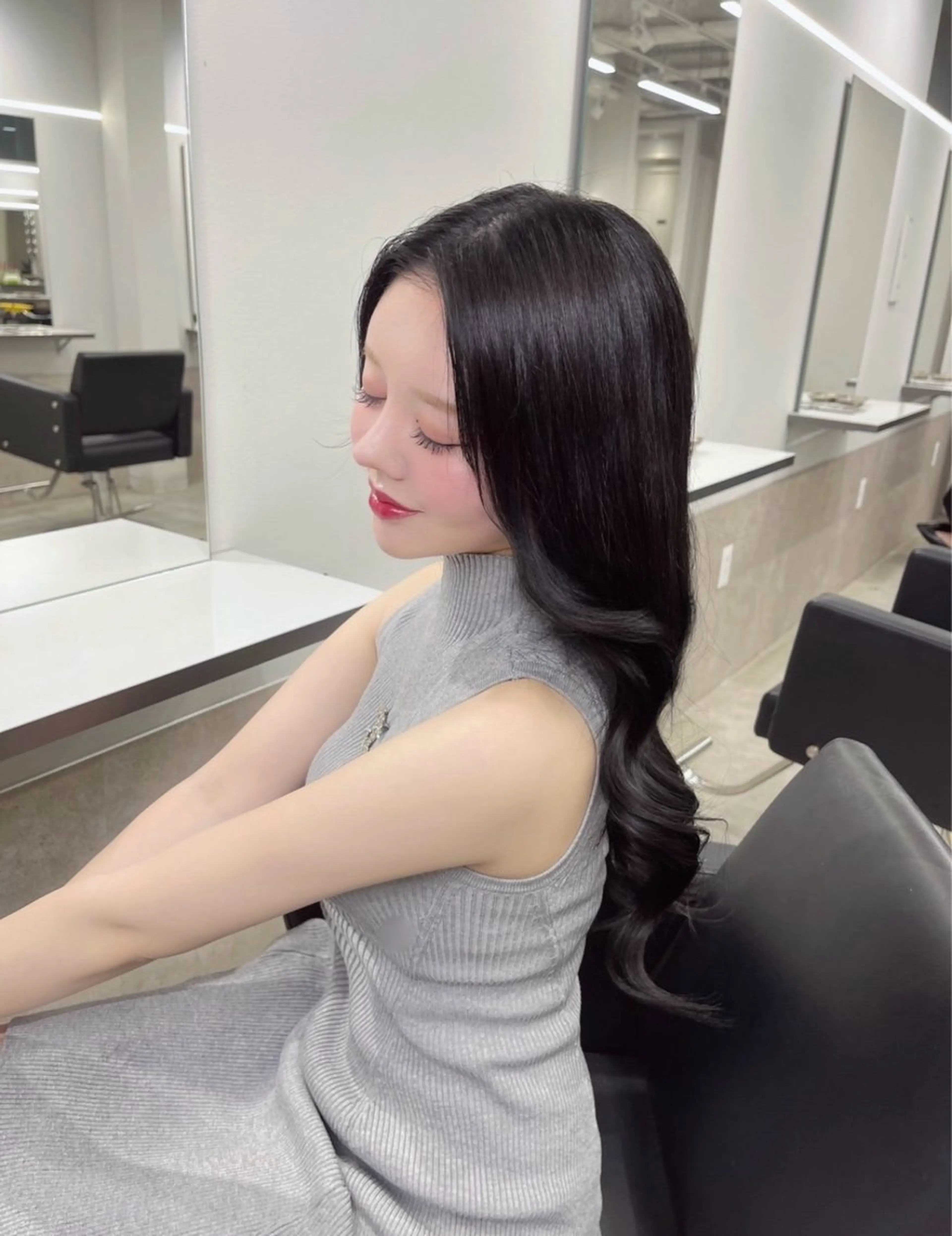 ロング カラー noa 寒色系カラーブリーチのヘアスタイル