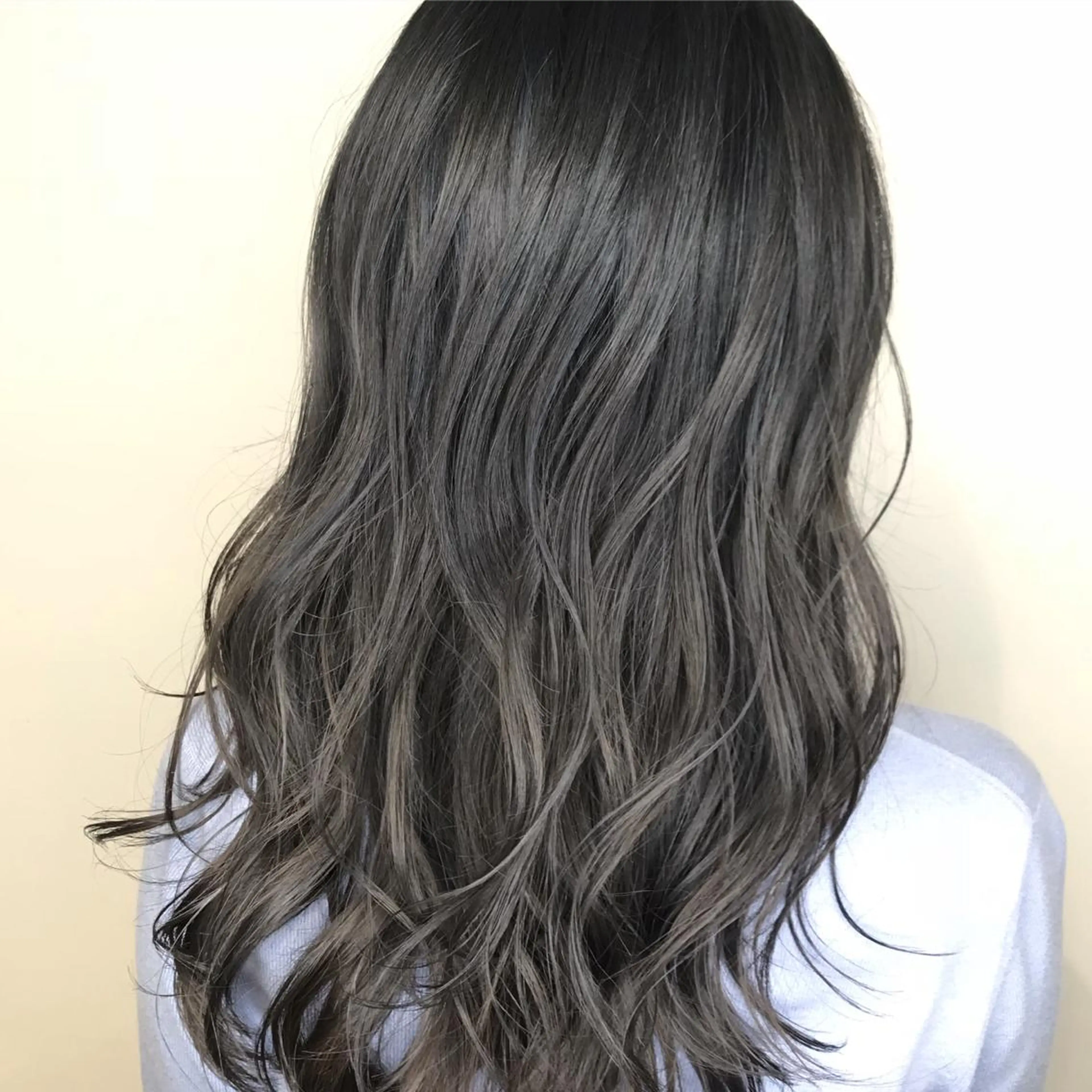 ミディアム カラー アッシュ グラデーションカラー グレージュ ハイライトカラー イルミナカラー AMI Hair  supply所属・髪質改善カラー 韓国風レイヤーのヘアスタイル