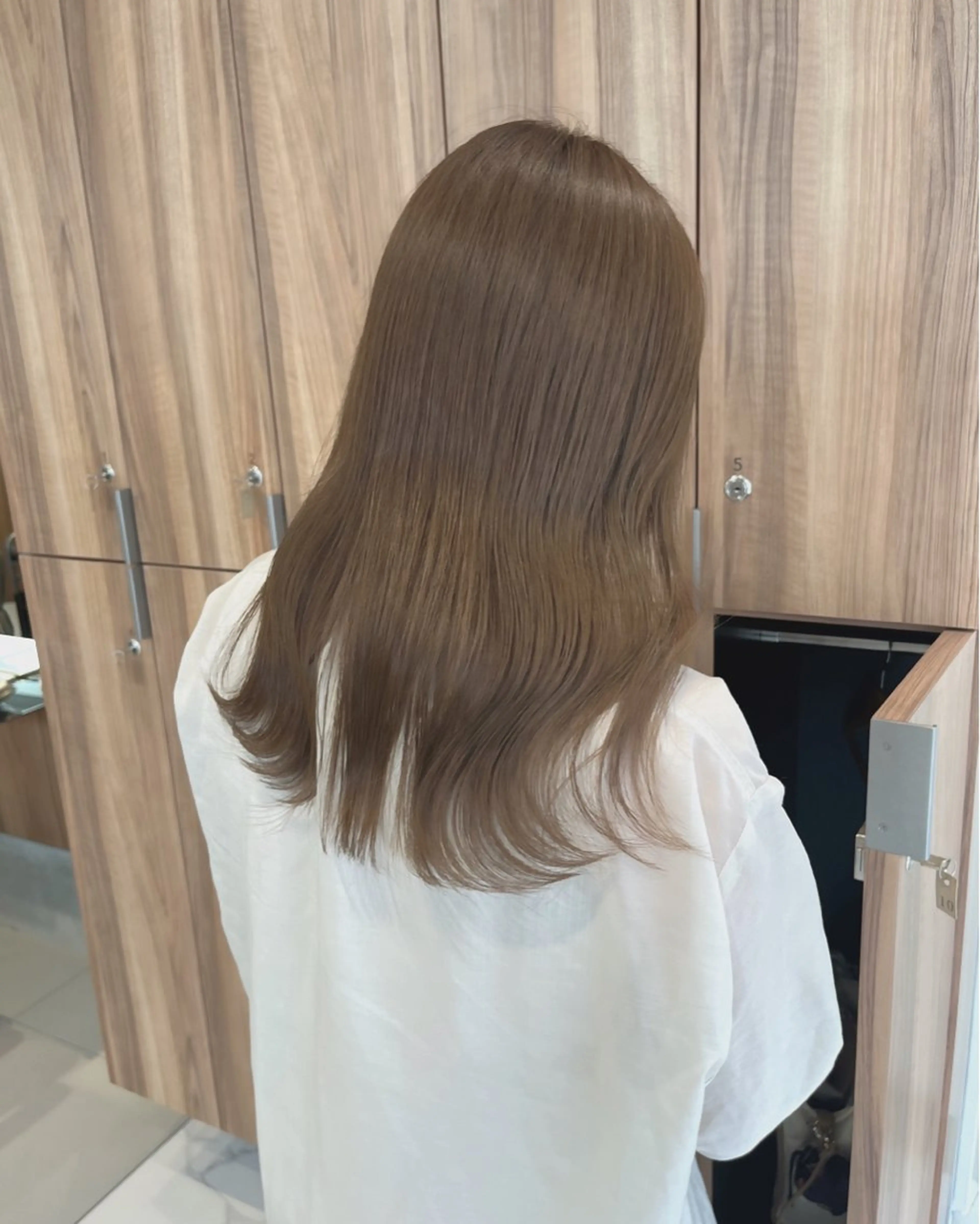 ロング カラー ベージュカラー オリーブベージュ ブリーチなし 寒色カラーのヘアスタイル