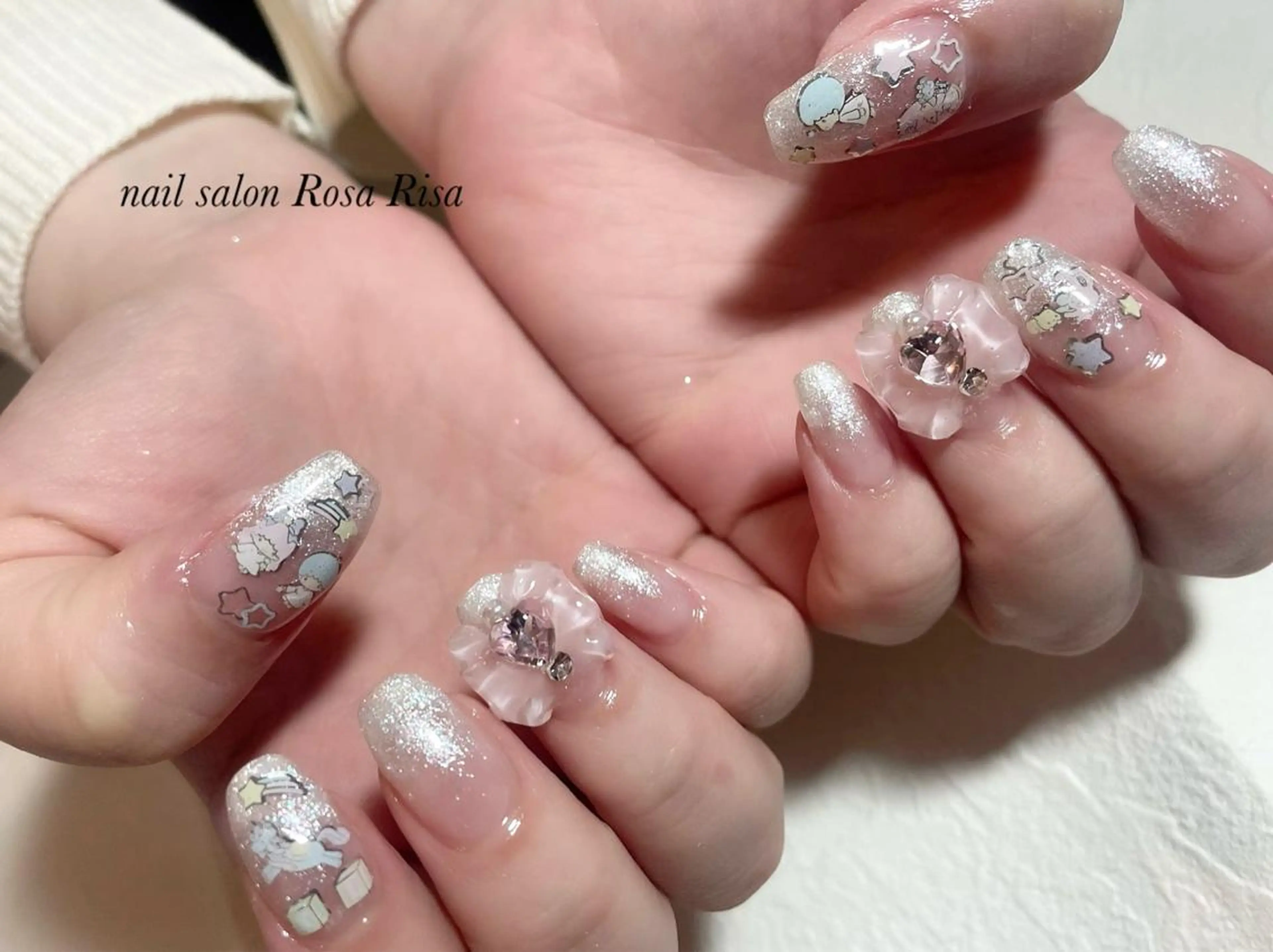 ミディアム ネイル ラメ(グリッター) 持ち込み ホワイト ハンドネイル ネイルスタジオ シェイクユアハンズのネイルデザイン
