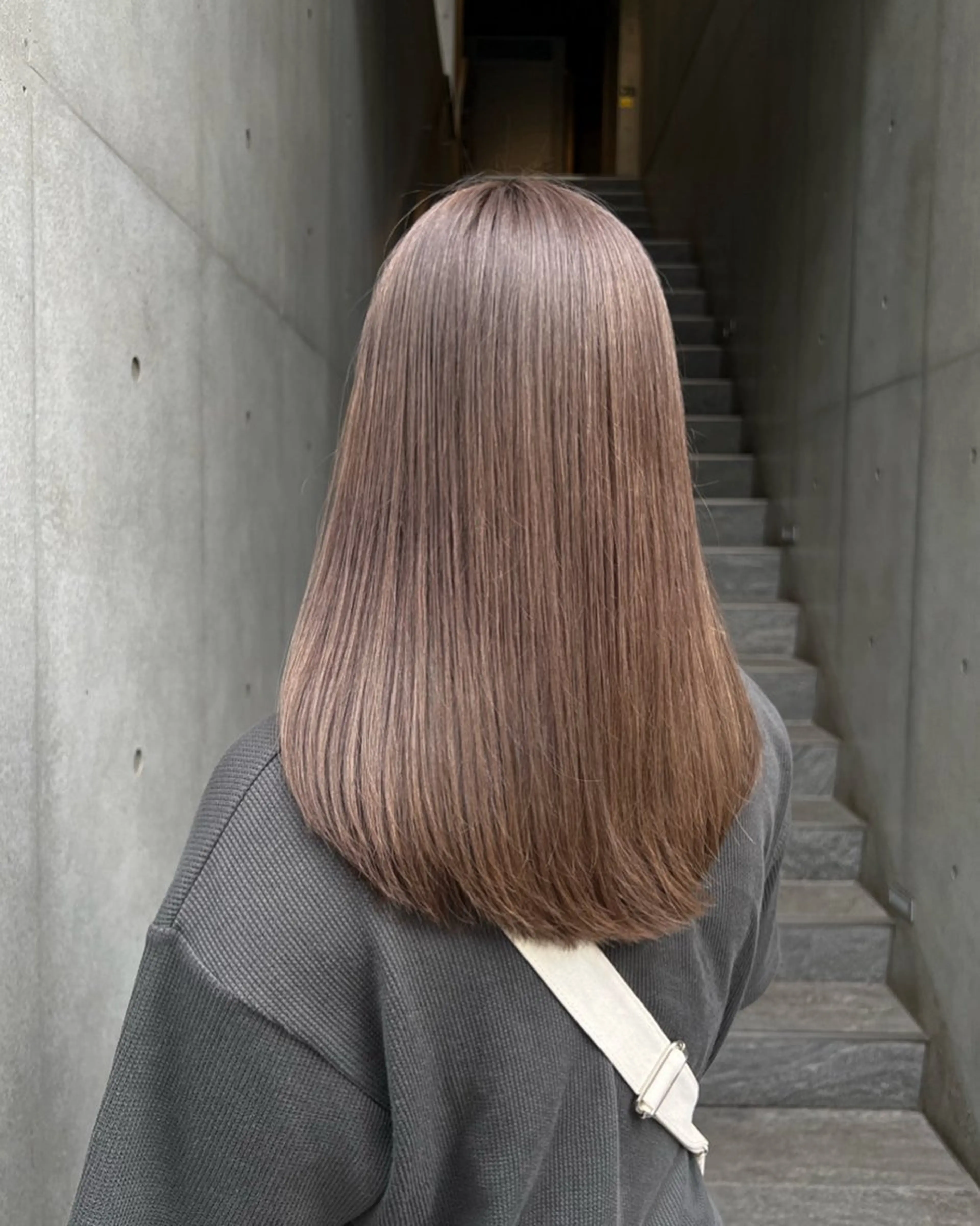 ロング アッシュ アッシュグレー アッシュグレージュ カット ヘアカラー カコ/レイヤーカット ヘアアレンジのヘアスタイル