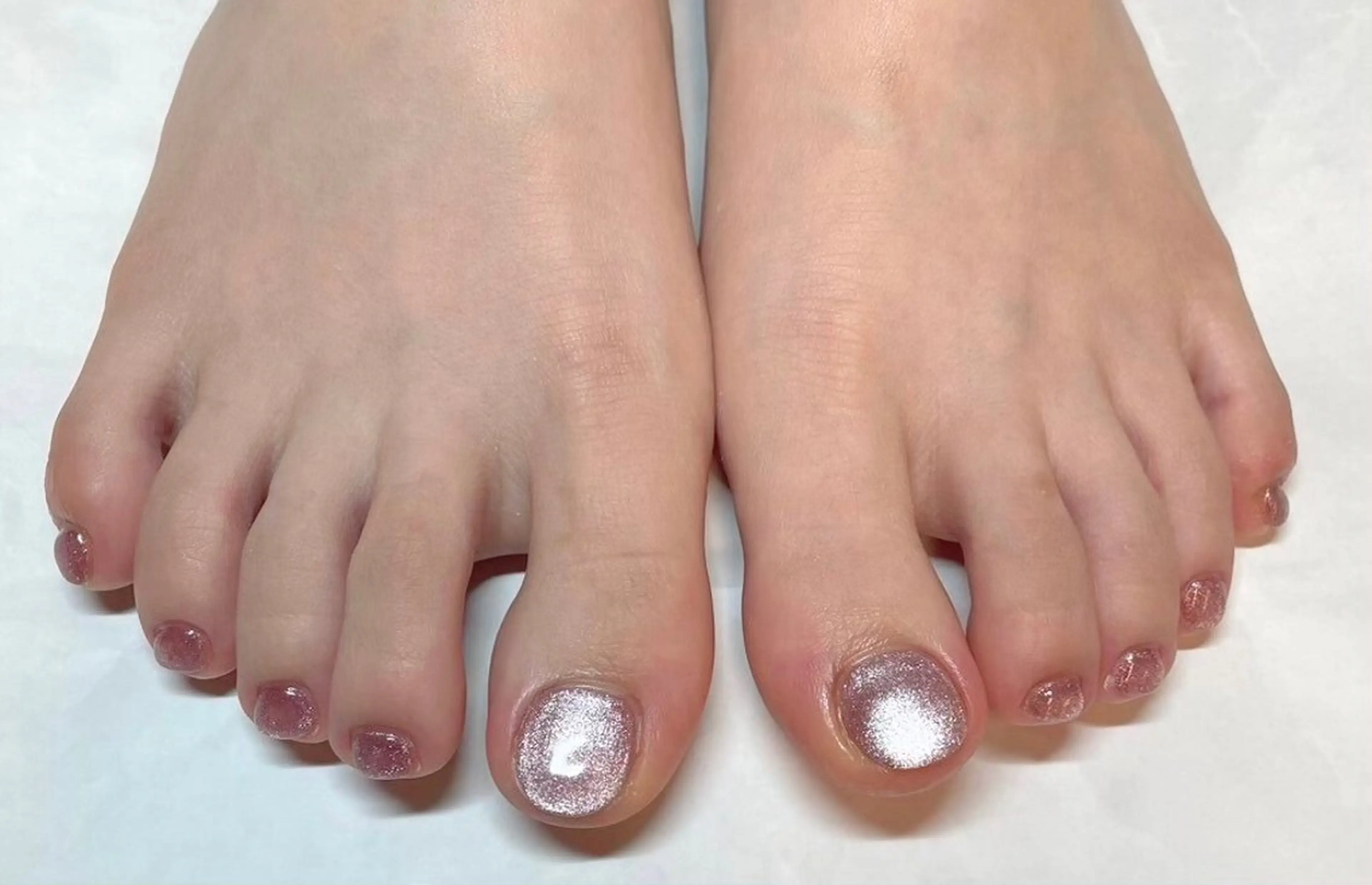 ネイル ラメ(グリッター) マグネットネイル 🦋AYNIL🦋 ナチュラル専門店♥️のネイルデザイン