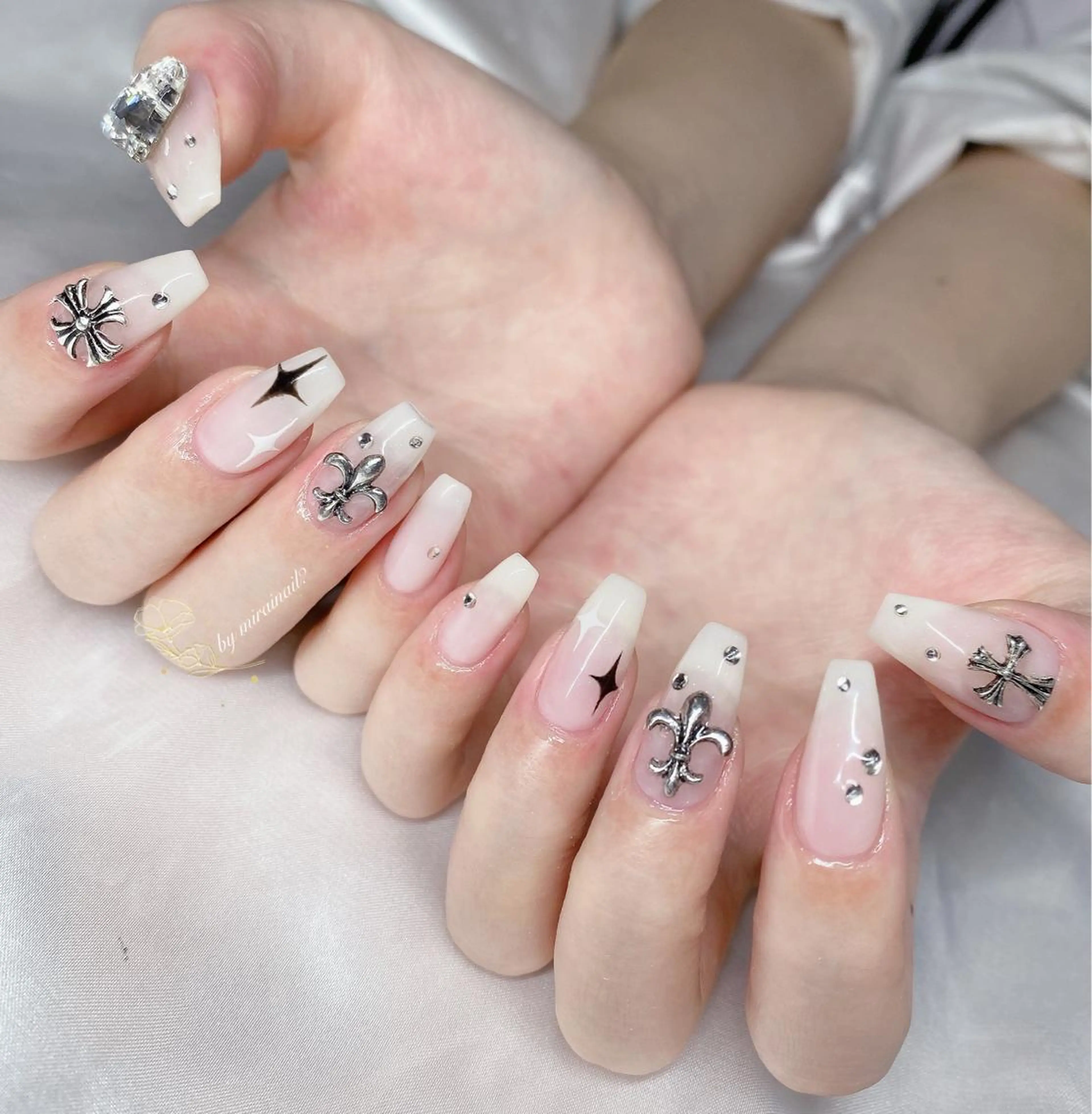 ネイル 持ち込み シンプルネイル ネイルサロン 9Carats神田のネイルデザイン