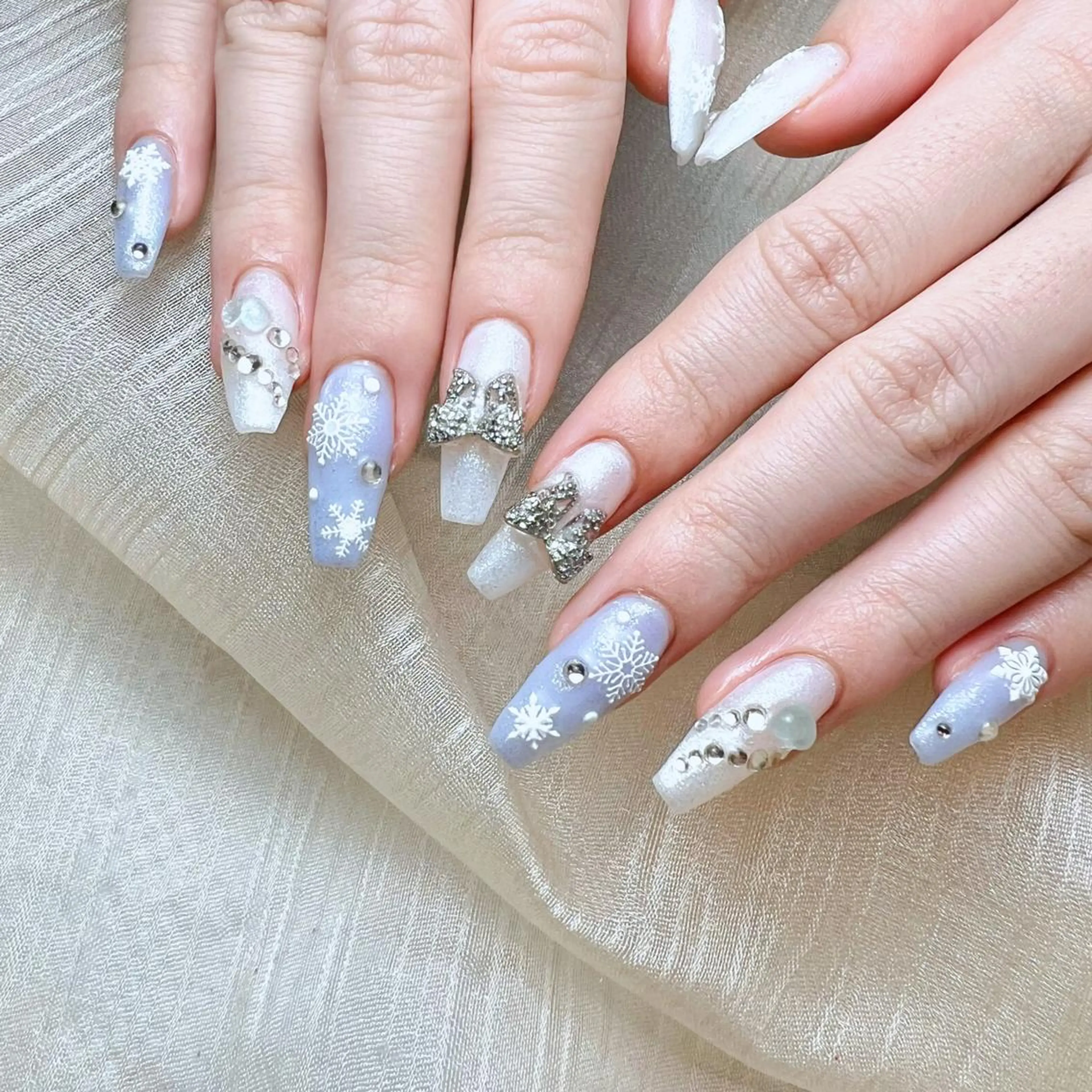 ネイル RAFFINE 月🦋🩵のネイルデザイン